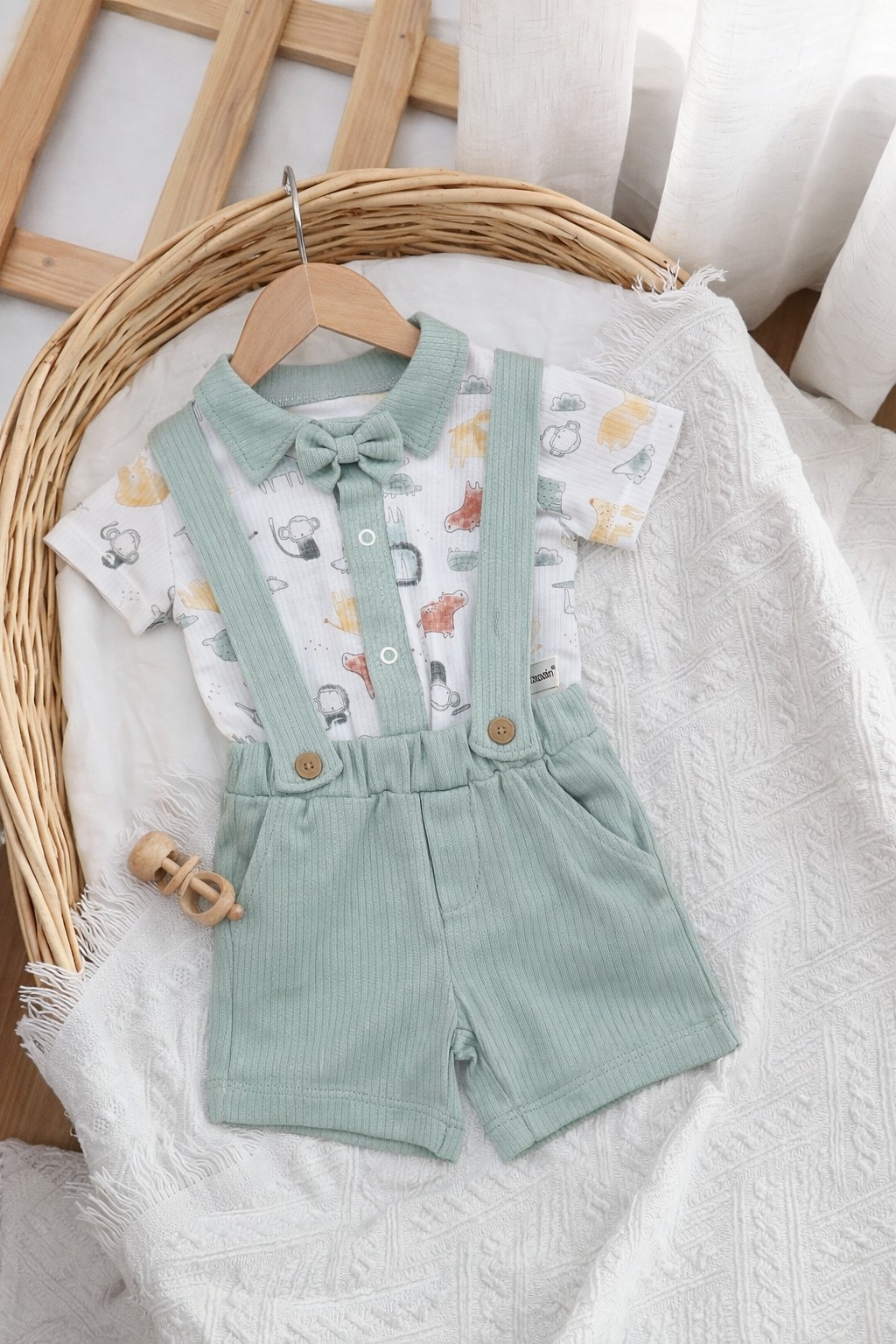 Dvodelni letnji komplet za bebe dečake – majica i šorts sa tregerima