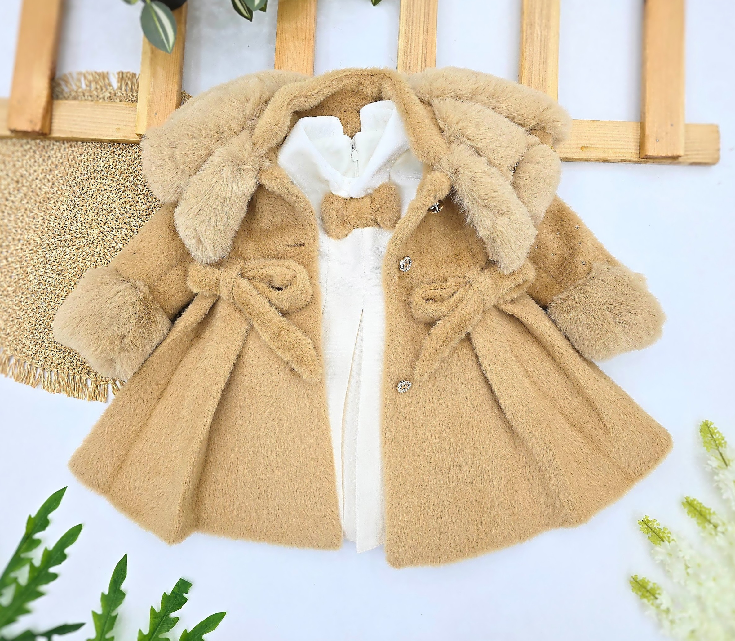 Kaput sa krznom i svetlo krem haljina za devojčice – braon komplet