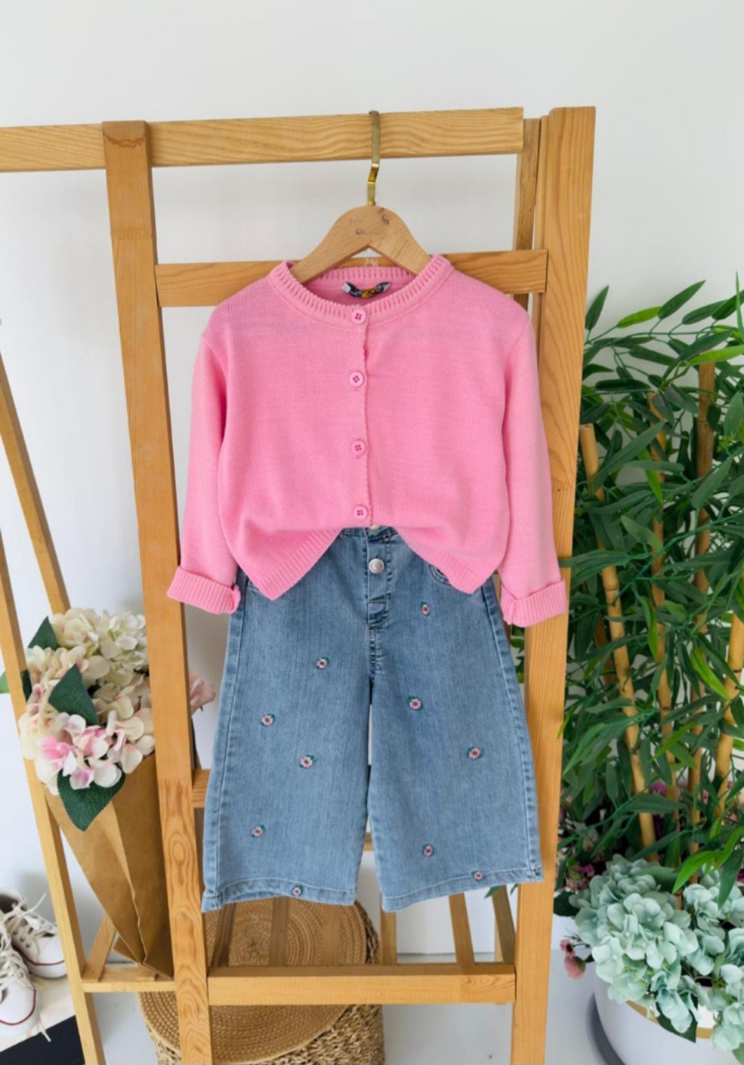 Komplet za devojčice – Roze kardigan i farmerke sa cvetićima