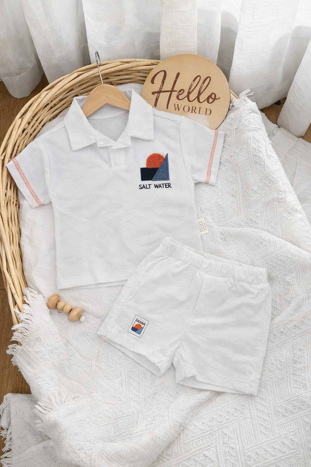 Beli letnji set za bebe dečake – majica sa kragnicom i šorts