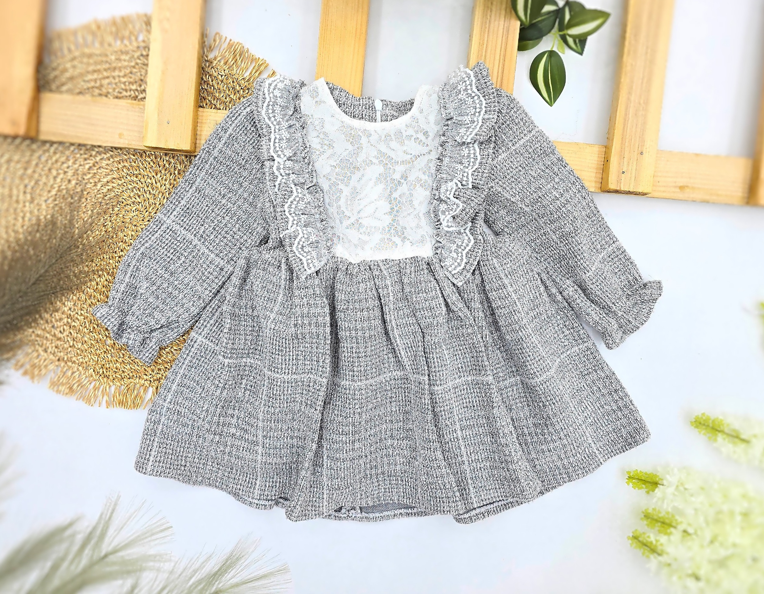 Siva svečana haljinica za bebe sa belim detaljima