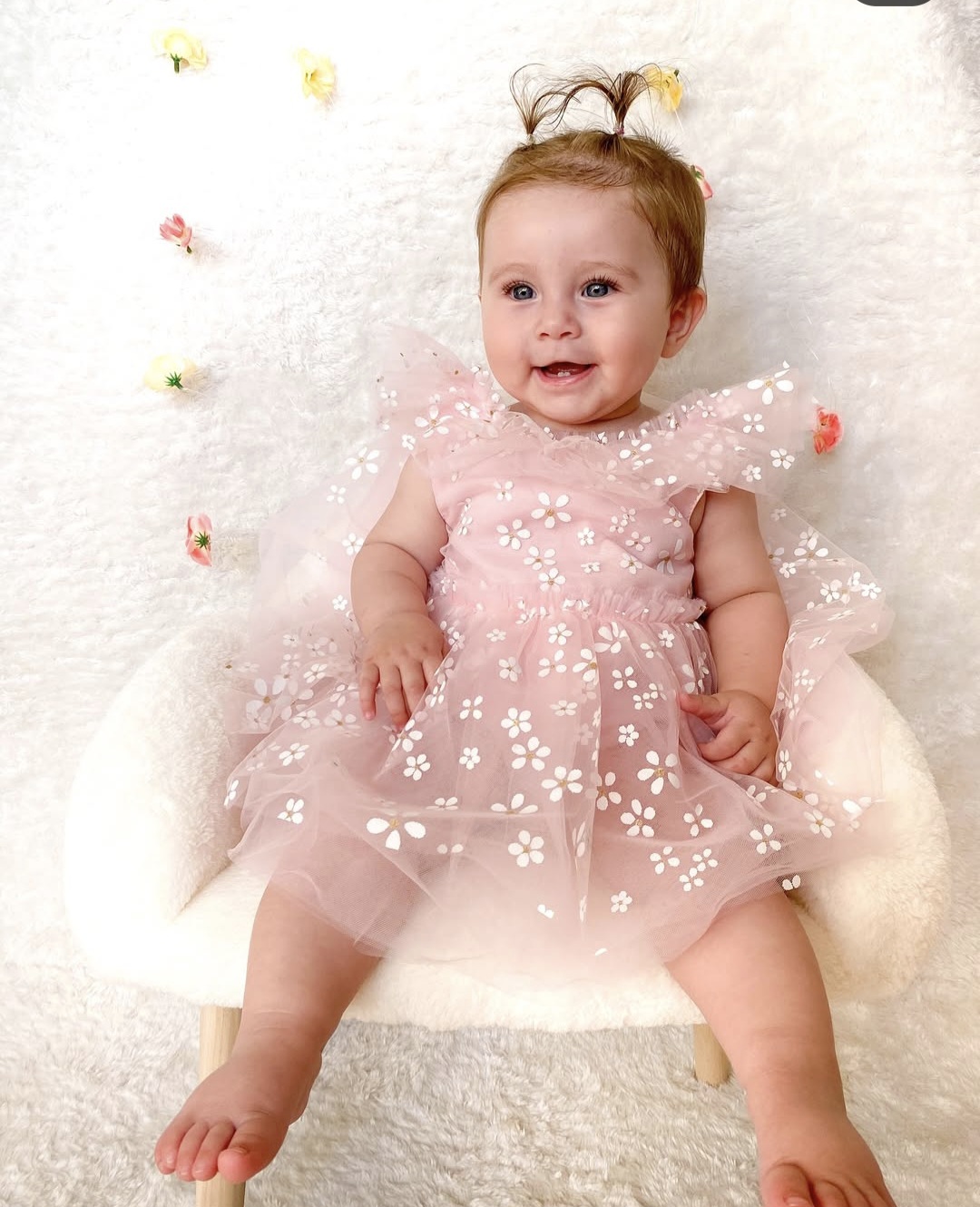 Roze haljinica za bebe devojčice – Sa motivima bele rade i bogatom čipkom Roze haljinica za bebe devojčice – Sa motivima bele rade i bogatom čipkom
