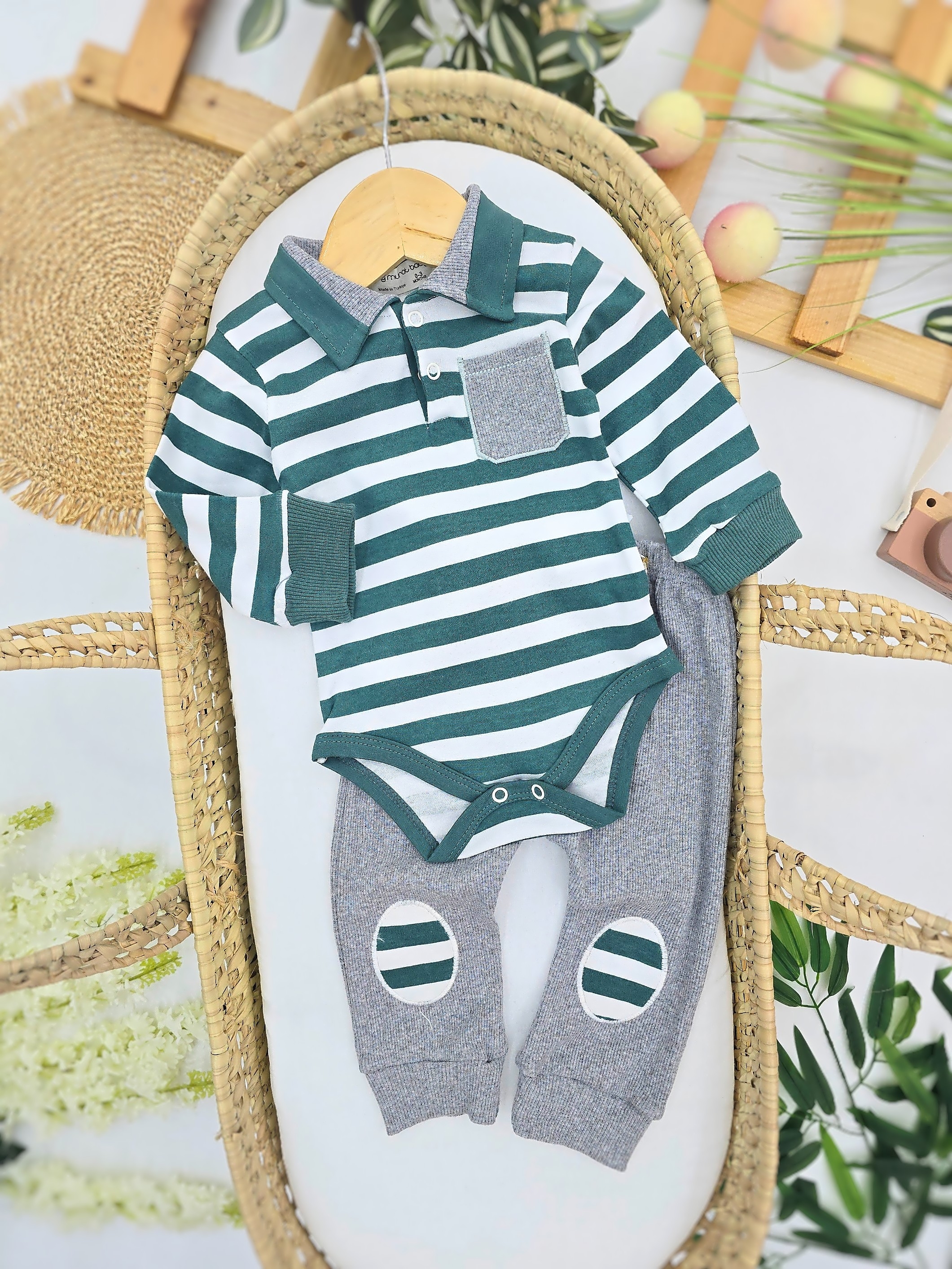 Komplet za bebe dečake – zeleni prugasti bodi i sive pantalone