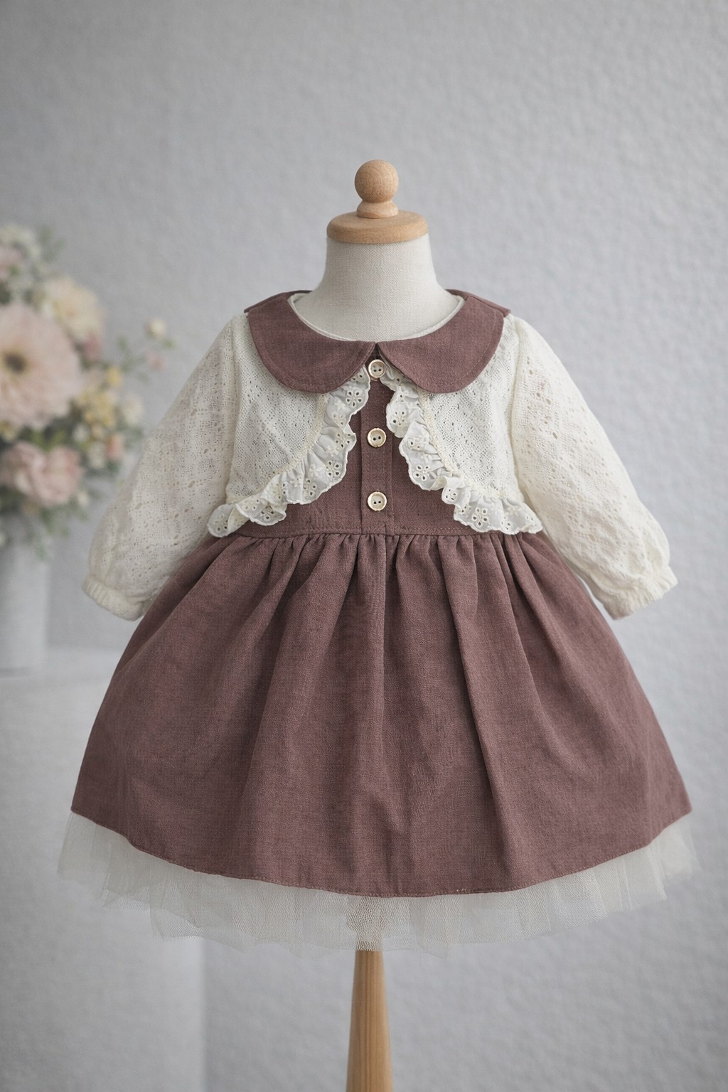 Braon svečana haljinica sa imitacijom bolera i čipkanim detaljima