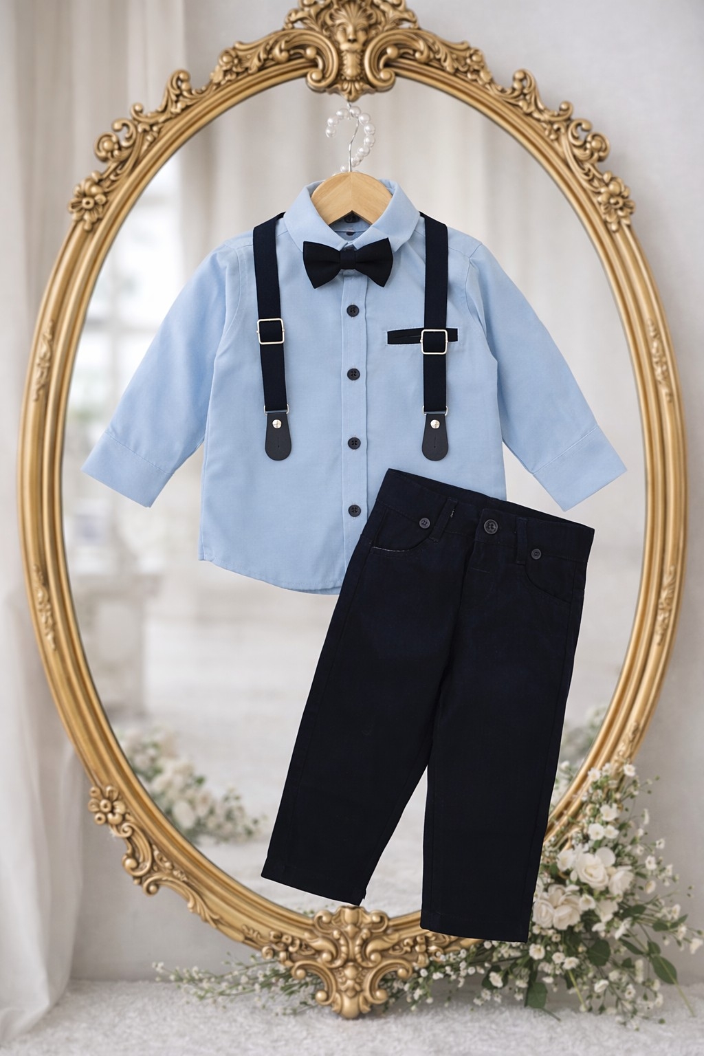 Svečani komplet za dečake – plava košulja, teget pantalone, tregeri i leptir mašna