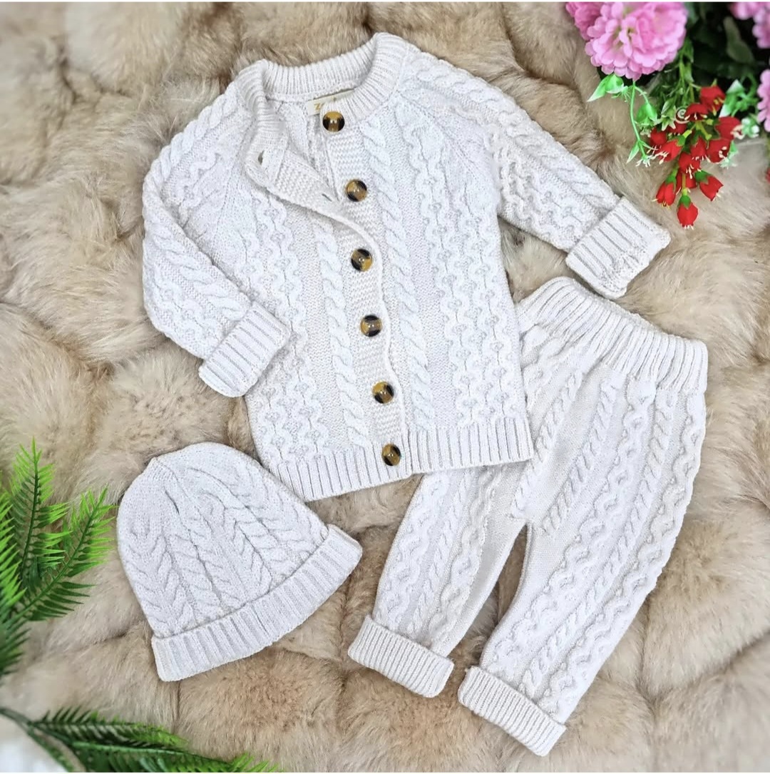 Pleteni komplet za bebe – krem boja, džemper, pantalone i kapica