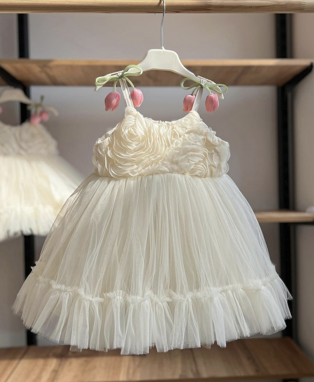 Elegantna svečana haljinica za devojčice – svetlo krem sa tilom i cvetnim detaljima