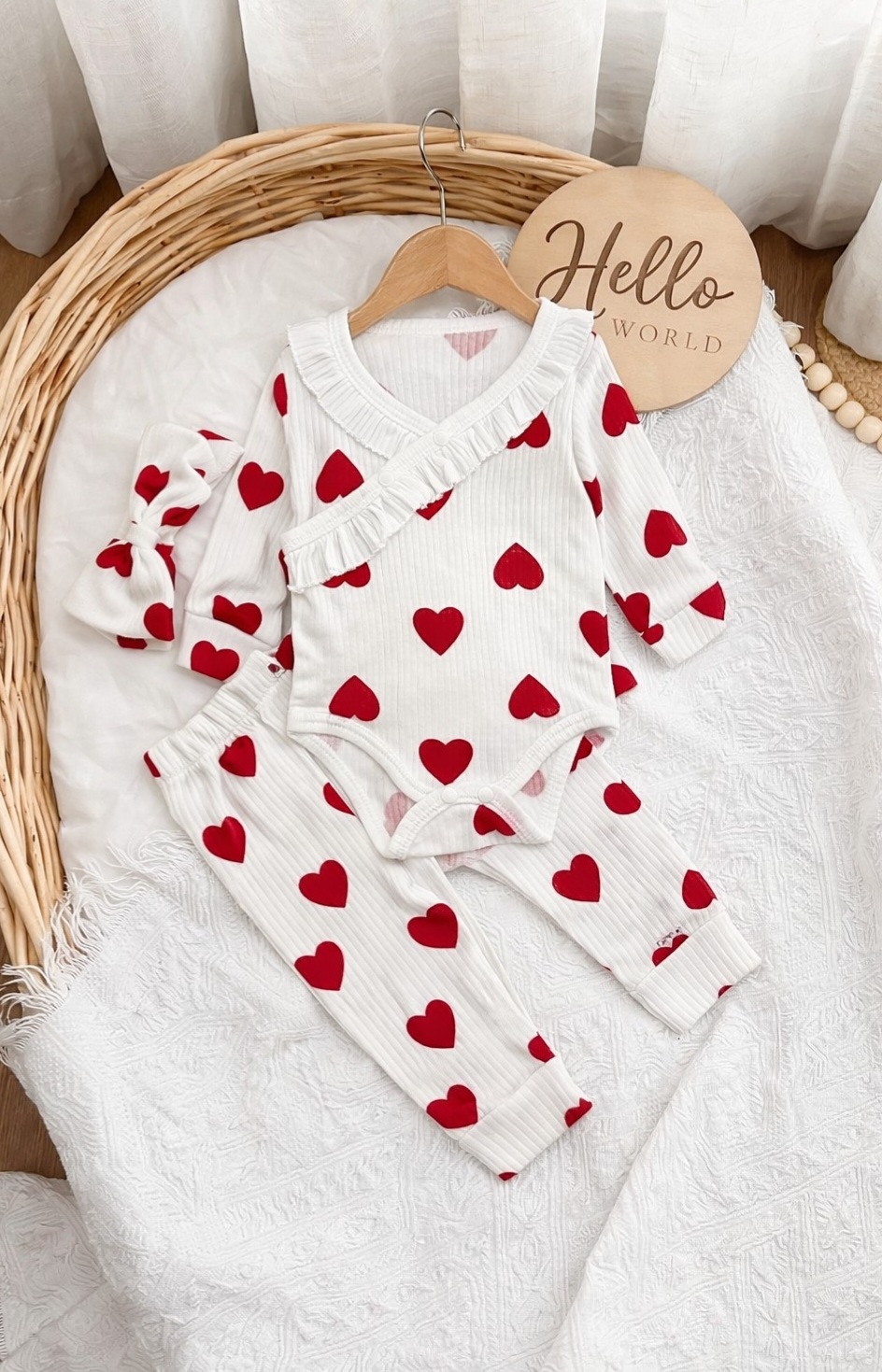 Beli set za bebe devojčice sa crvenim srcima – bodi, pantalone i traka za kosu