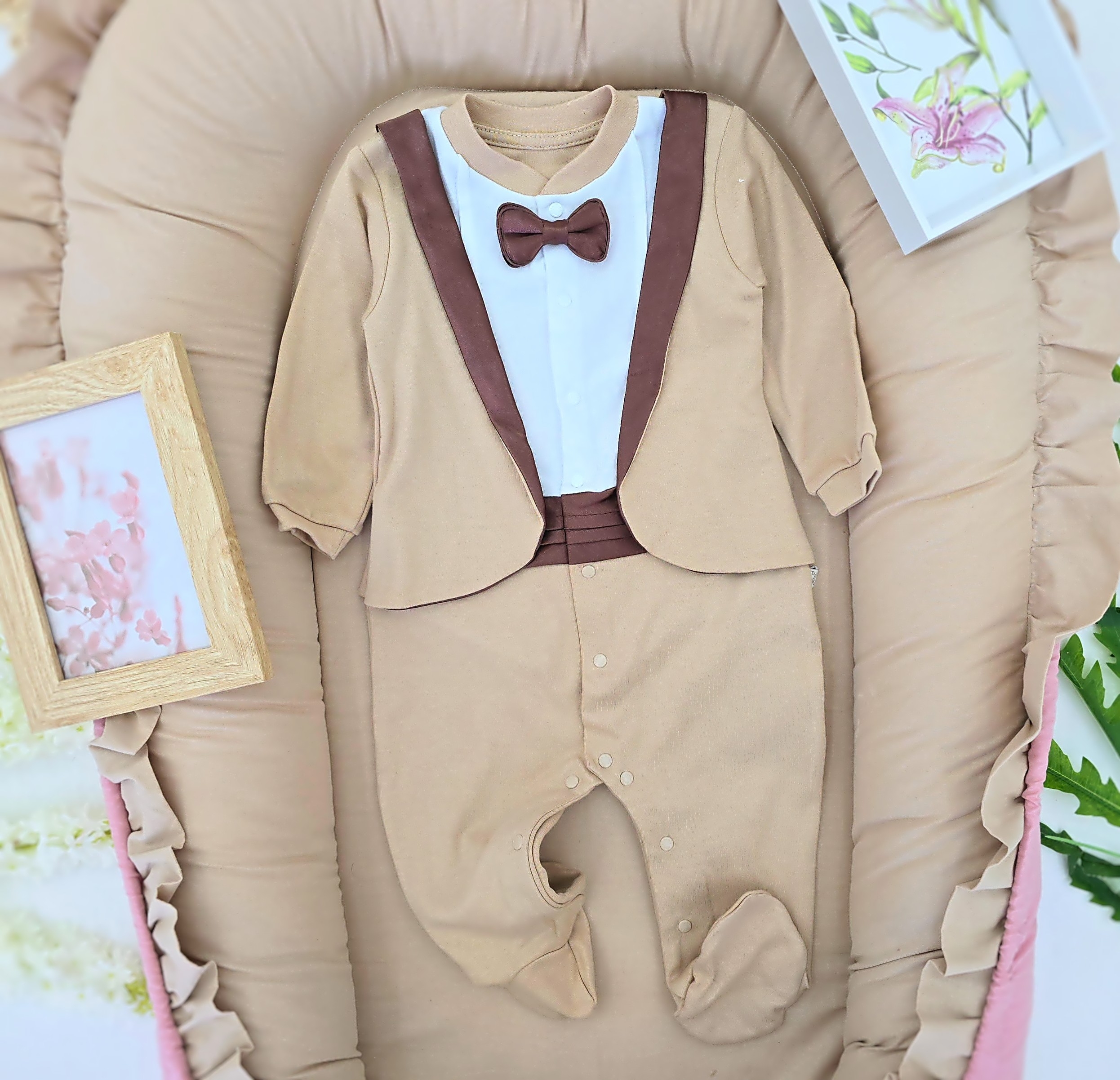 Svečani bež kombinezon za bebe dečake sa leptir mašnom