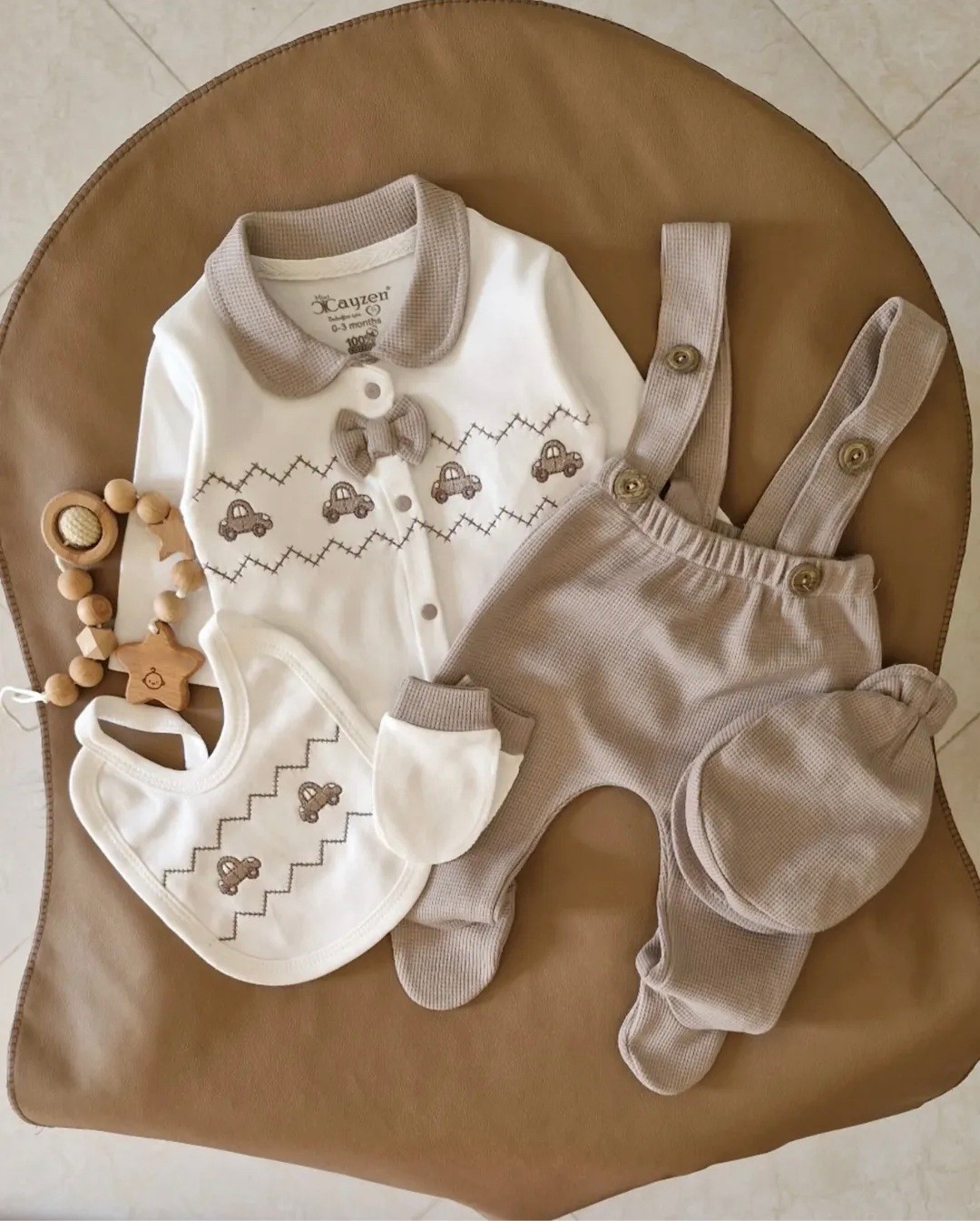 Belo-bež set za novorođenče sa motivom autića – 5 delova
