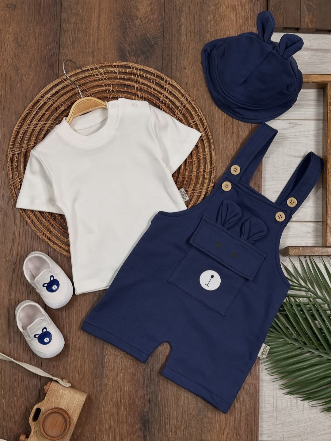 Četvorodelni set za bebe dečake – majica, kombinezon, patofnice i šeširić