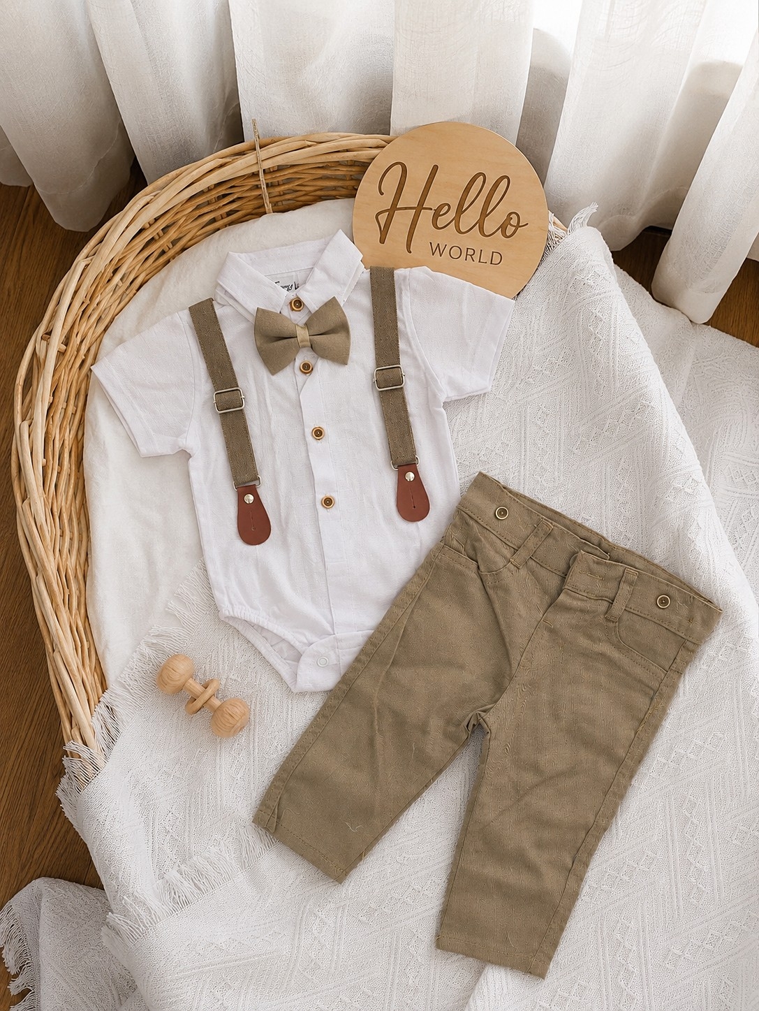 Elegantni set za bebe dečake – bela košulja bodi, bež pantalone, leptir mašna i tregeri