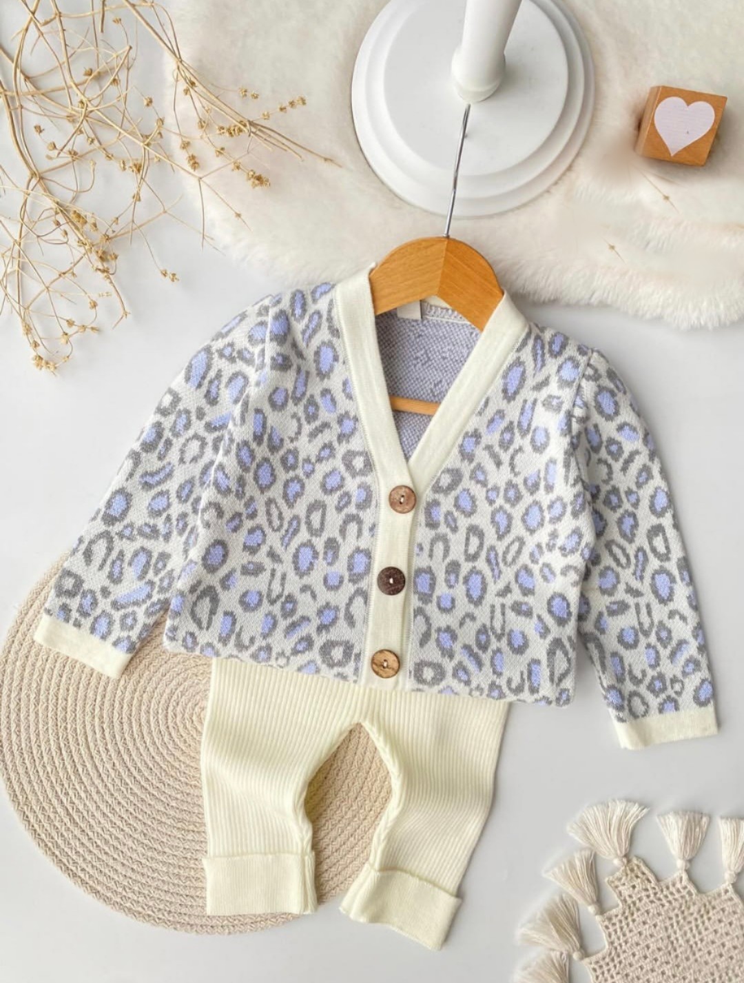 Leopard džemper na raskopčavanje sa belim trikotažnim helankama