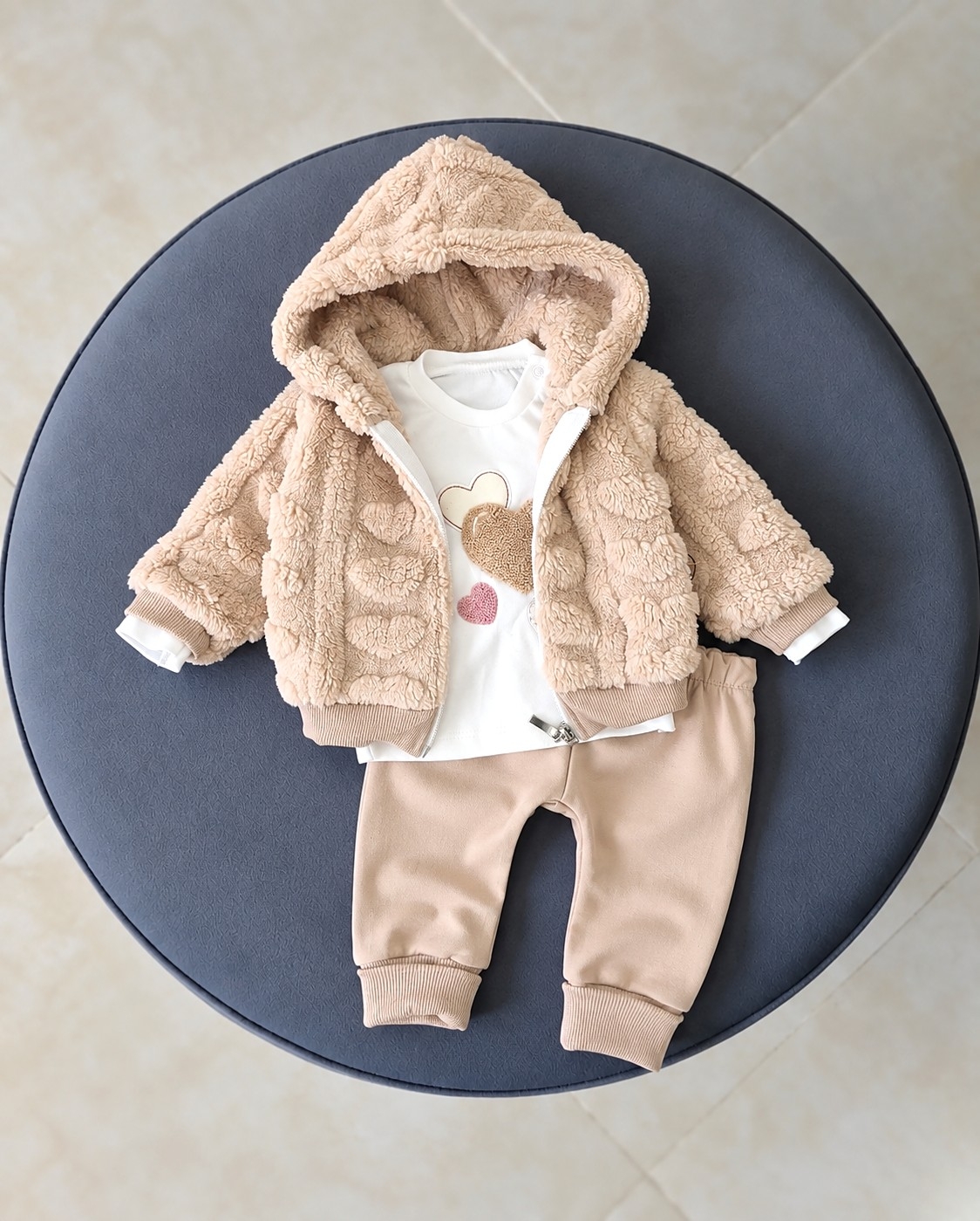 Bež set sa srcima - bundica, termo pantalone i bluza