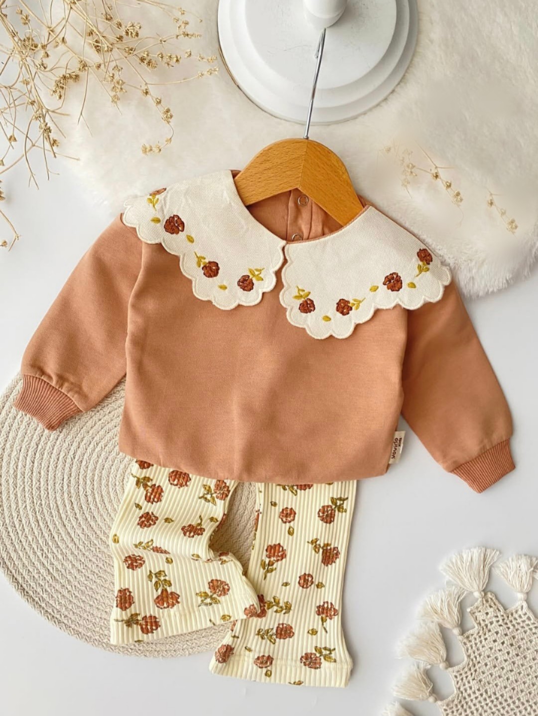 Bluza sa vezanim kragnom i pantalone sa cvetnim dezenom za devojčice