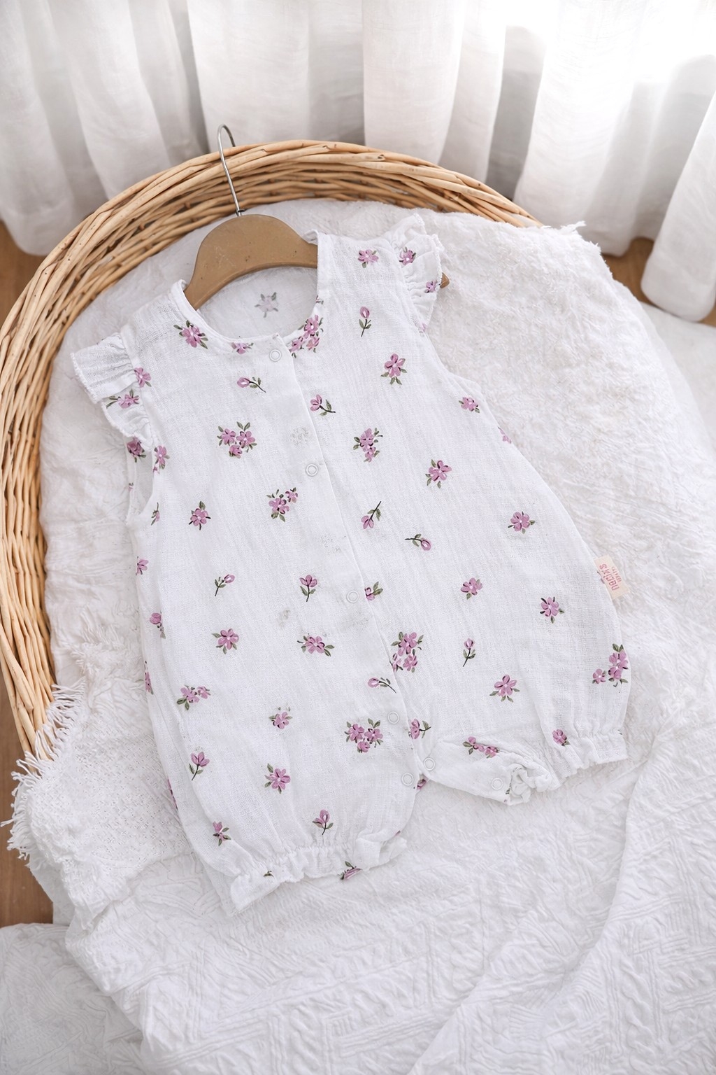 Beli letnji kombinezon za bebe sa cvetnim detaljima