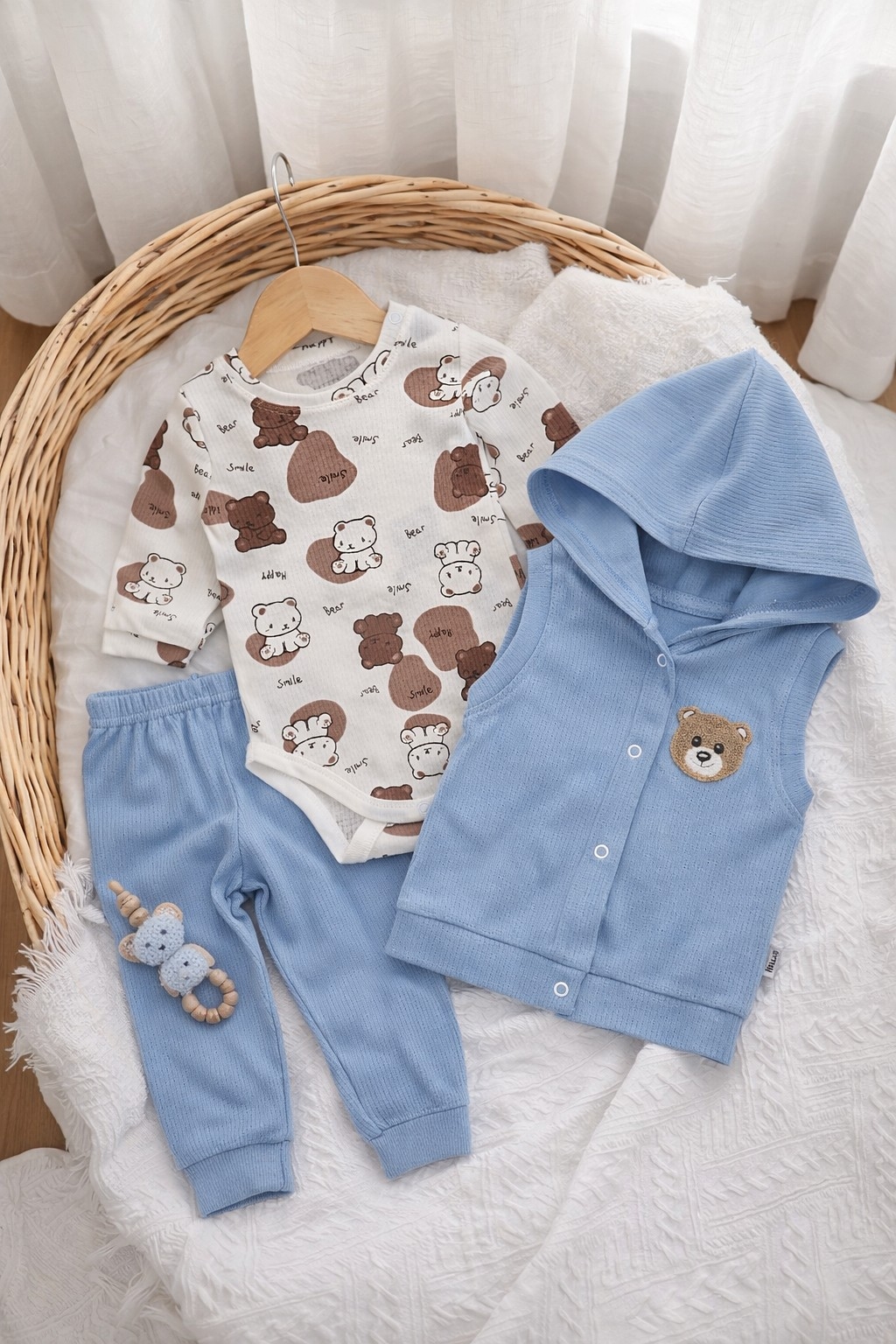 Pamučni set za bebe sa medom – bodi, prsluk i pantalonice (plavi)