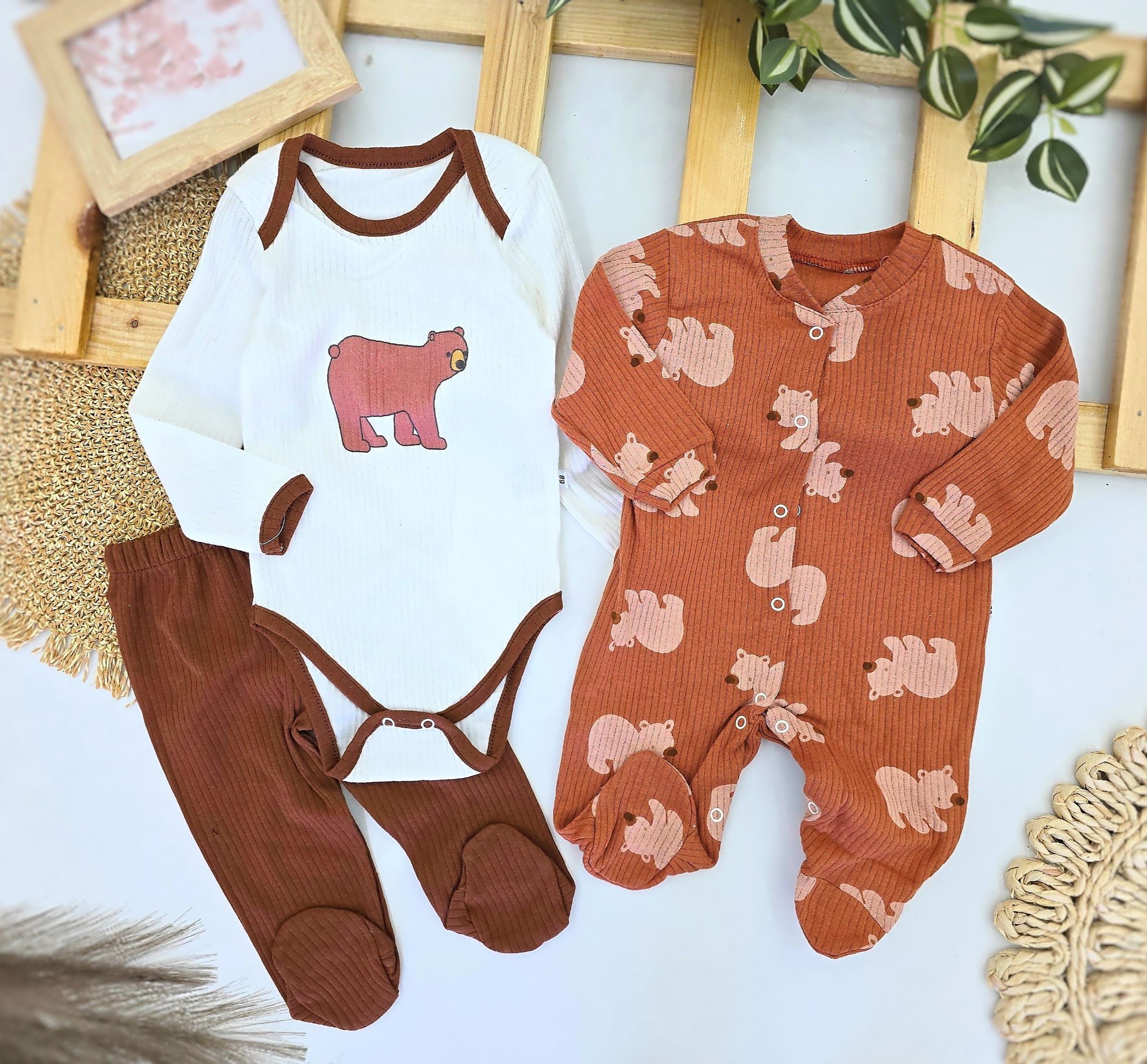 Trodelni kompletić za dečake – bodić, pantalonice i kombinezon sa motivom mede