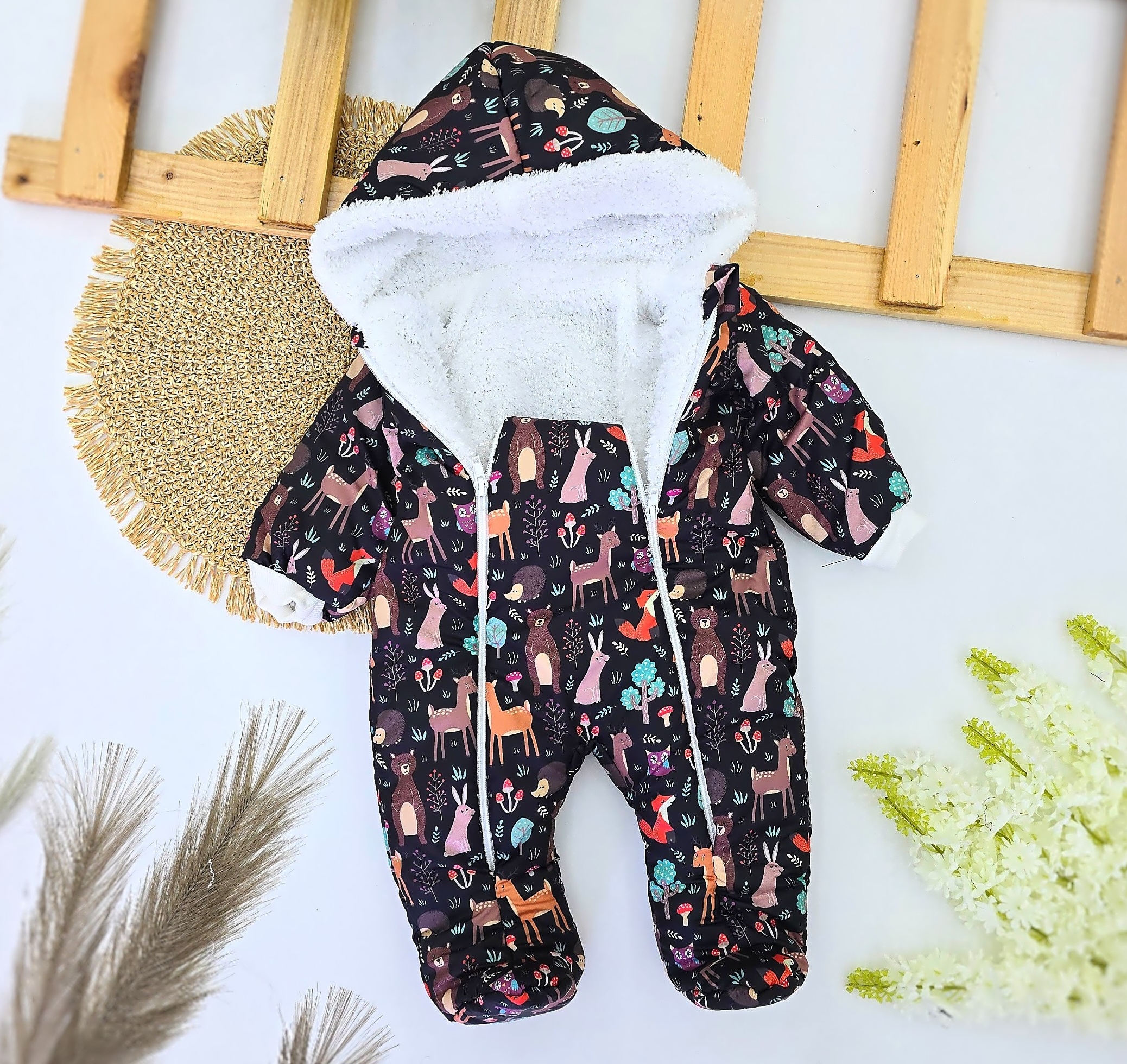 Zimski skafander za bebe devojčice – crni sa šarenim printom životinjica