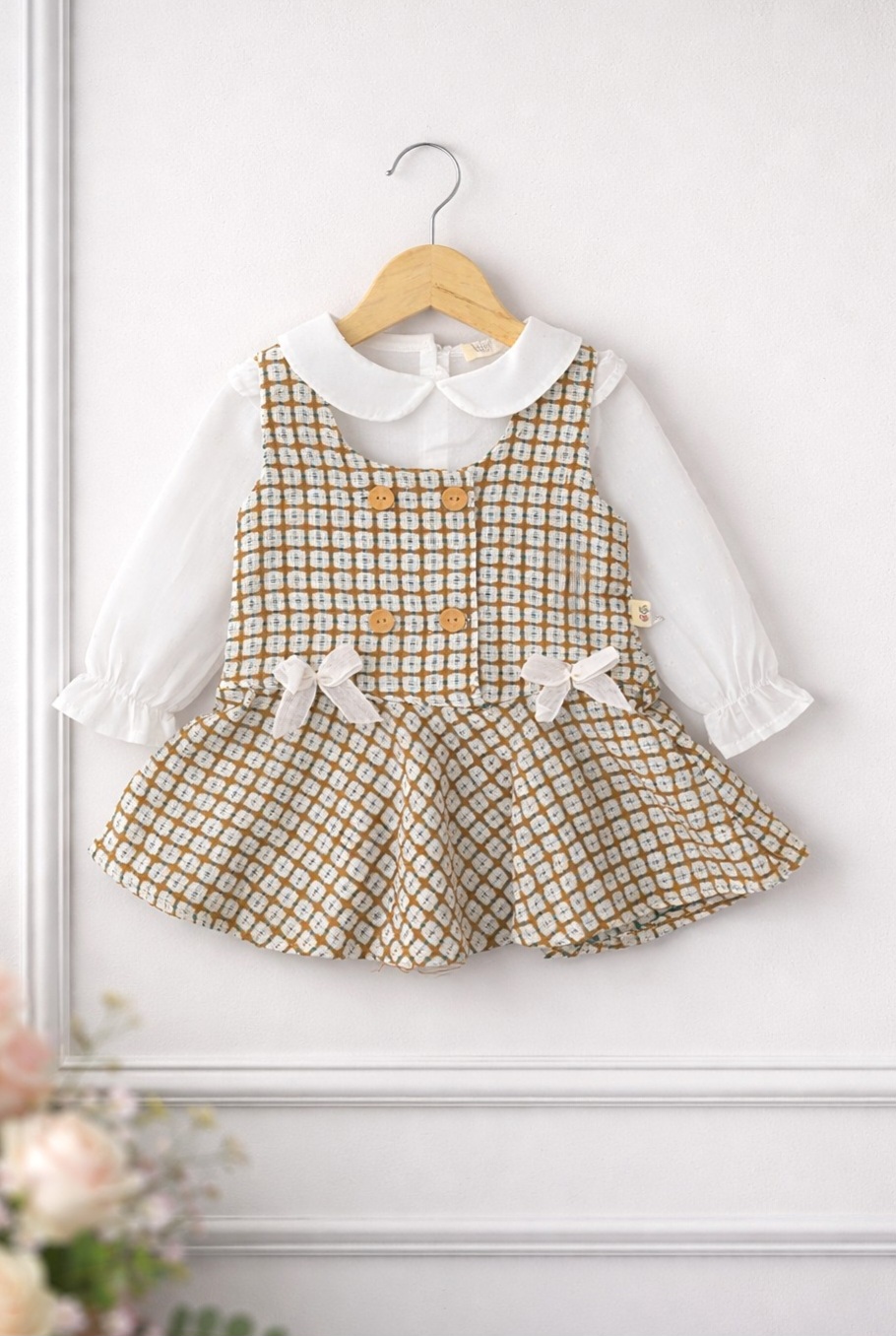 Karirana haljinica na bratele i bela košuljica za devojčice