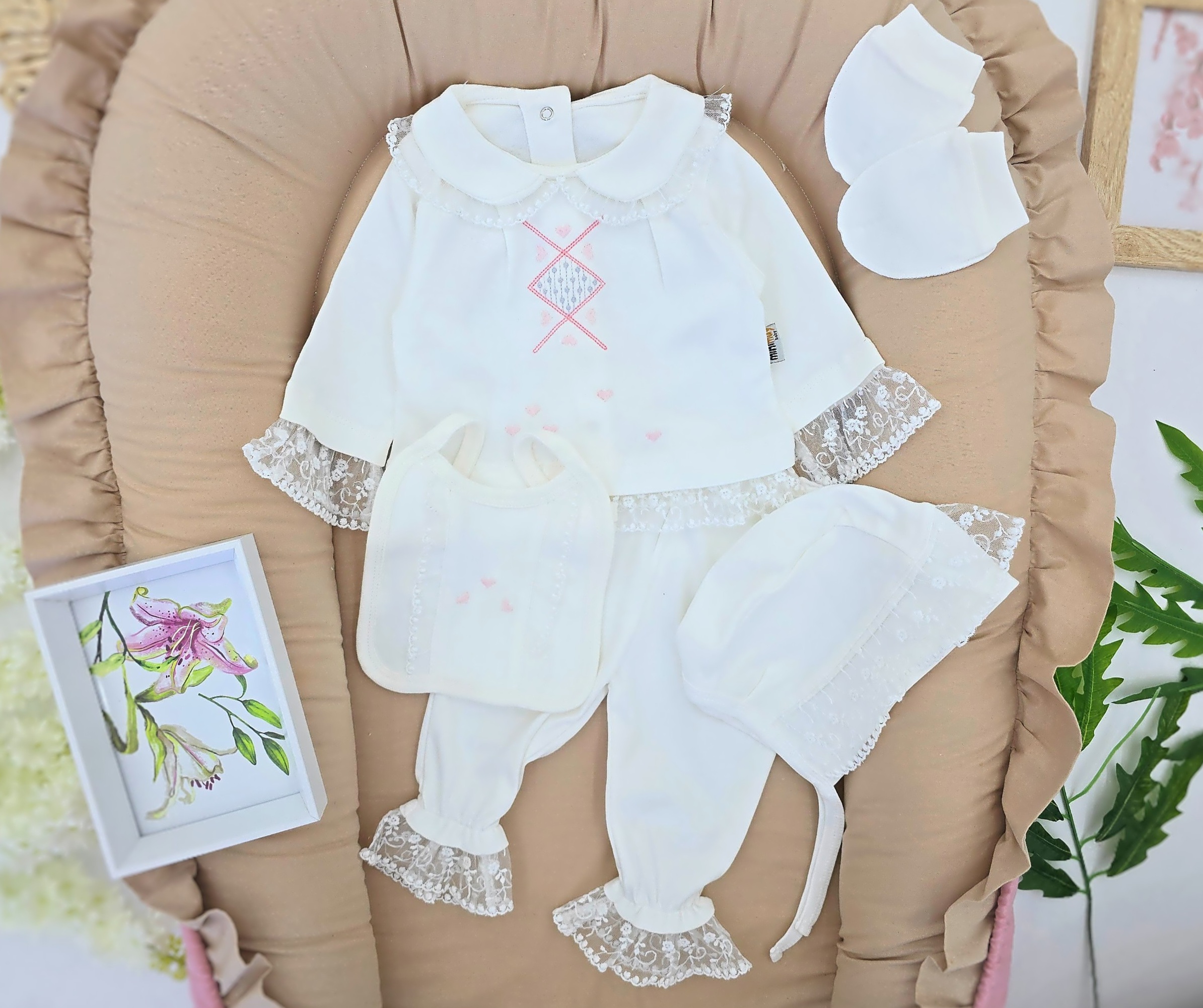 Beli čipkani bebi set za devojčice | Petodelni komplet Beli čipkani bebi set za devojčice | Petodelni komplet