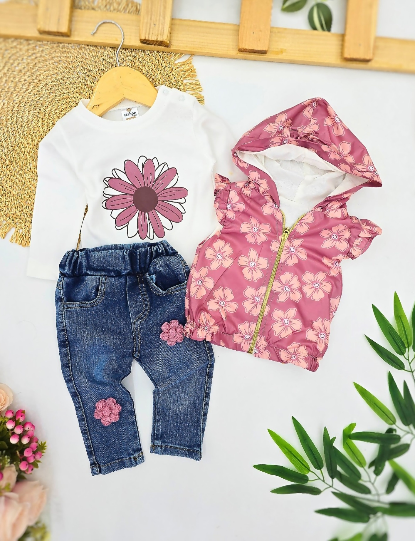Trodelni komplet za bebe devojčice – bluza sa cvetom, farmerice i cvetni prsluk
