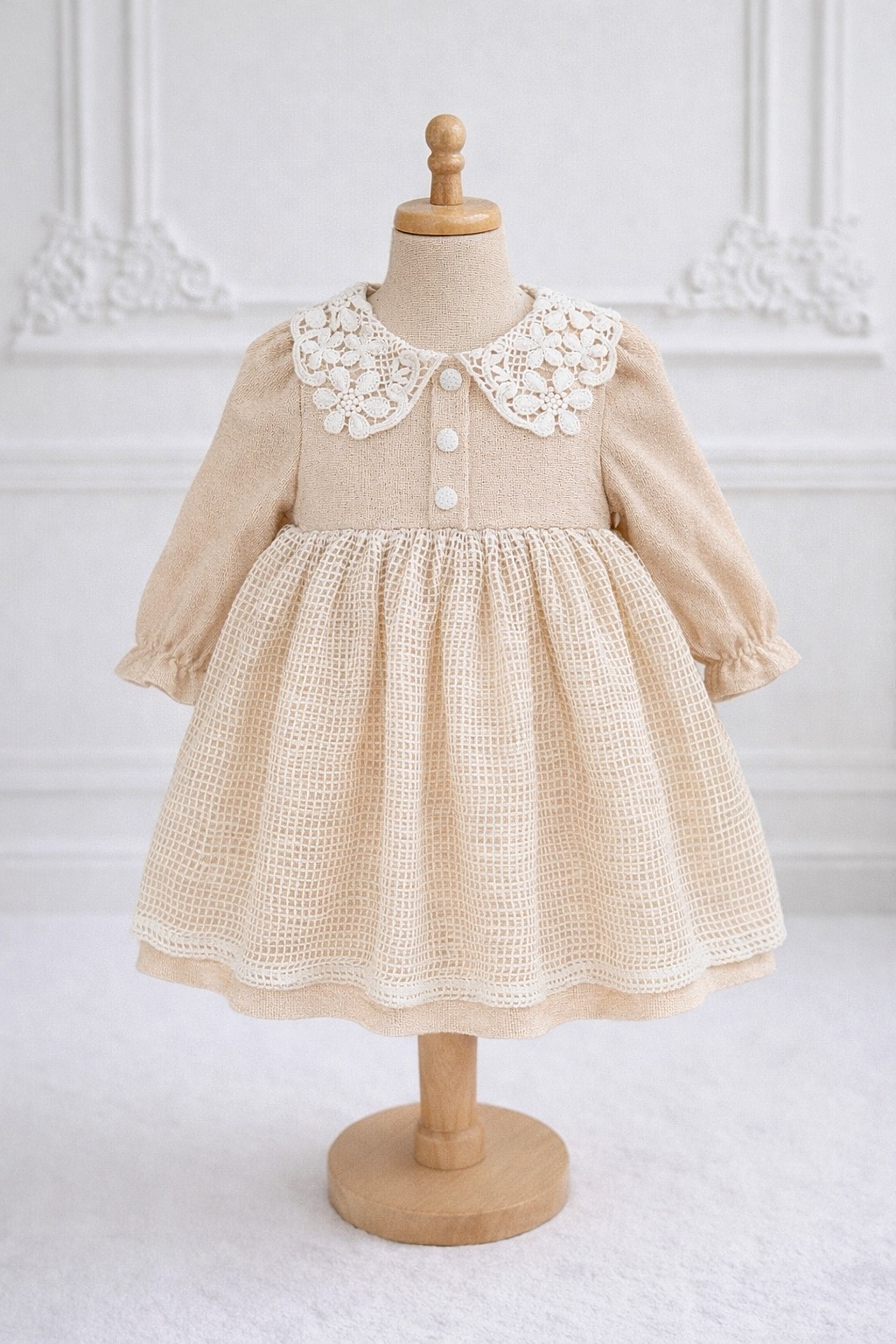 Bež haljinica za bebe sa čipkanom kragnom