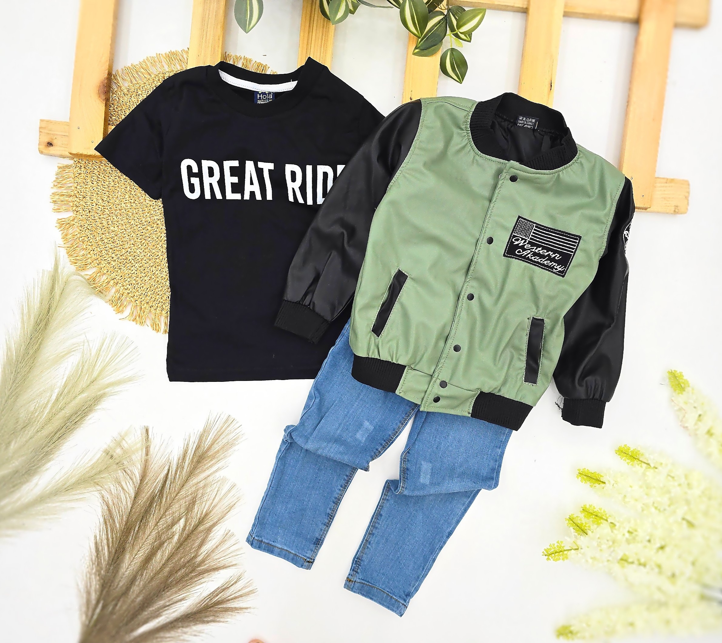 Jakna od eko kože, majica i farmerice – komplet za dečake