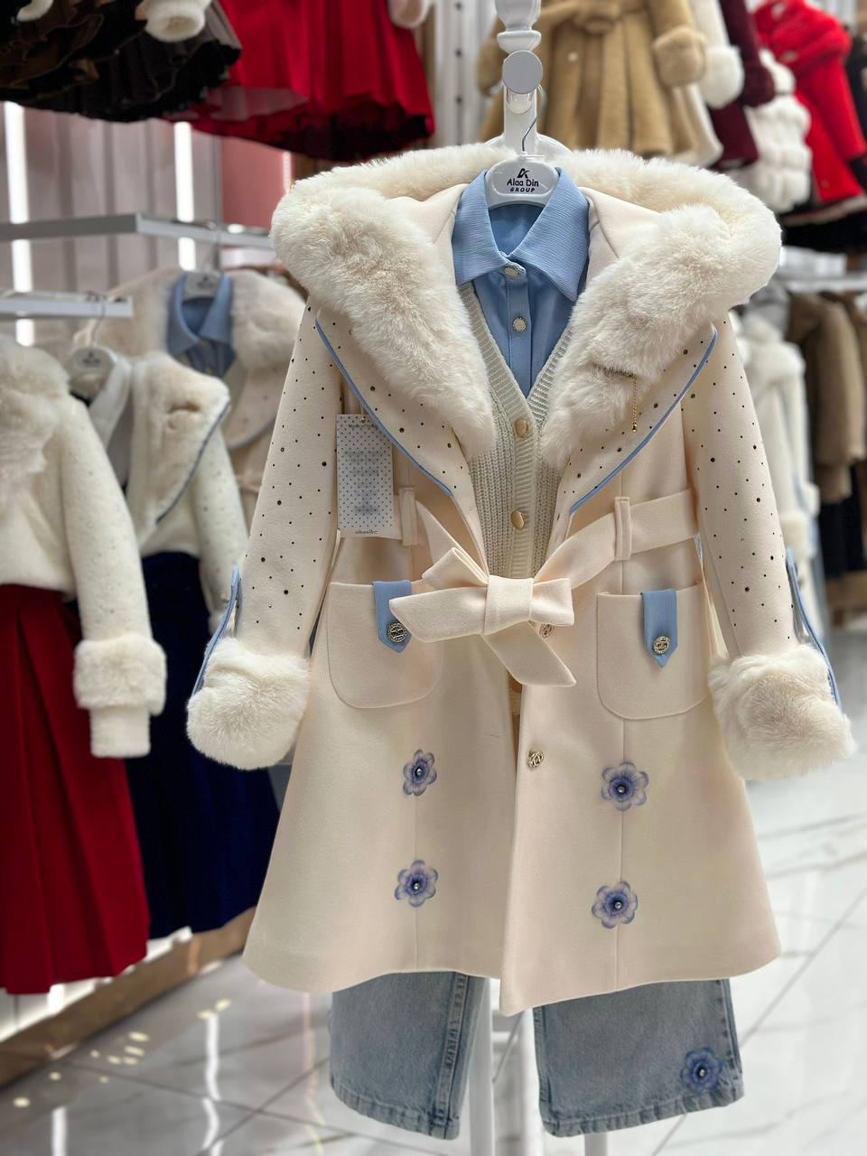 Lux komplet za devojčice – kaput sa krznom, džemper, košulja i farmerice