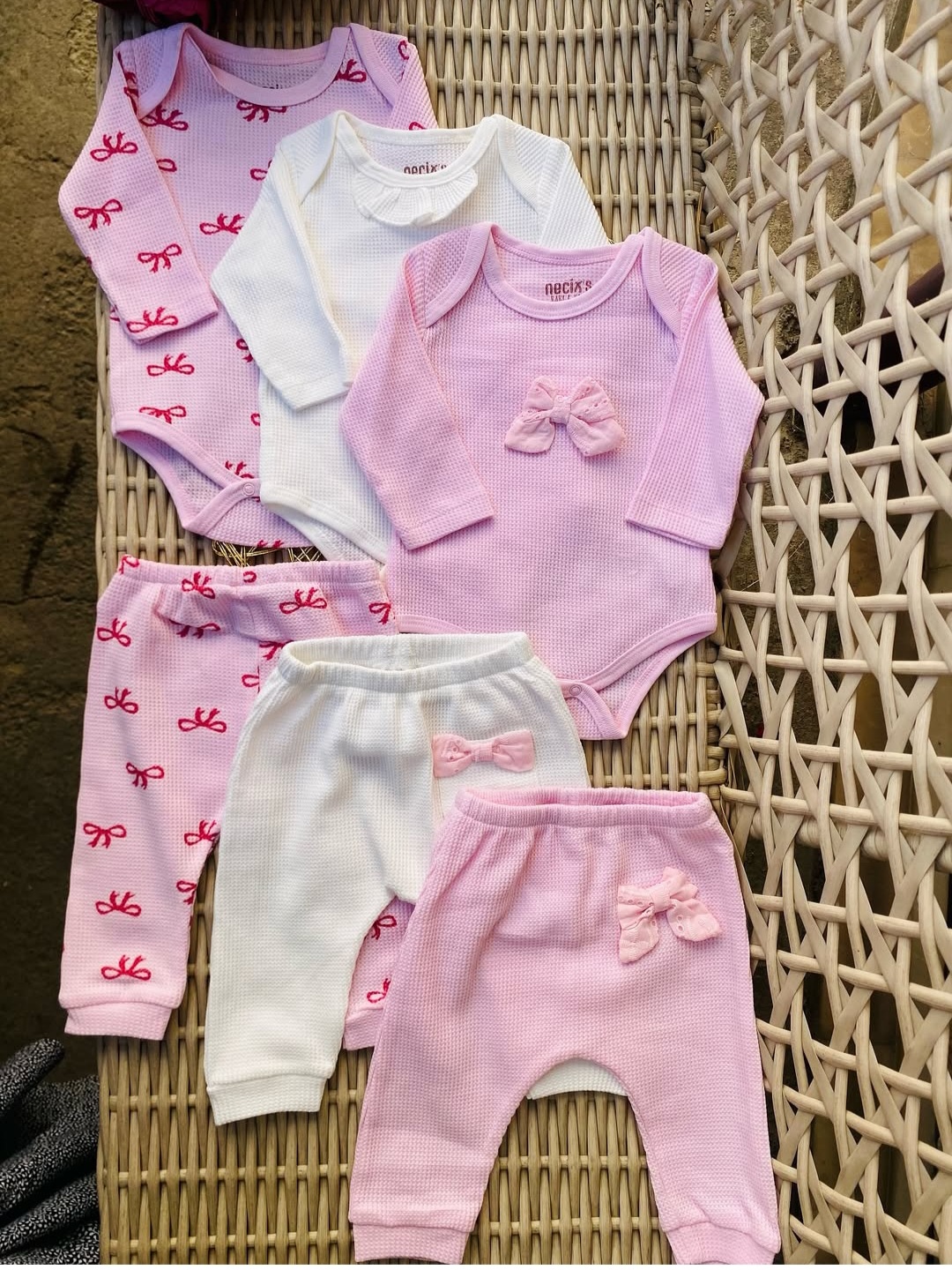 Bebi set – 3 bodija i 3 pantalone sa mašnicama