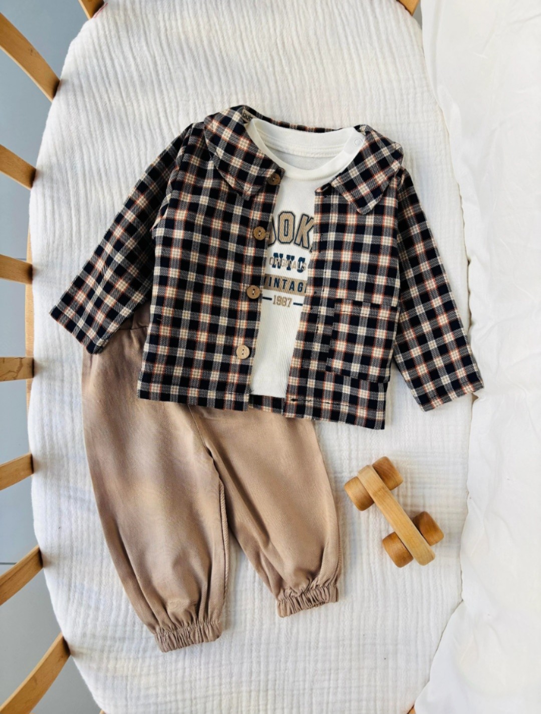 Komplet za bebe dečake – karirana košulja, duks i pantalone