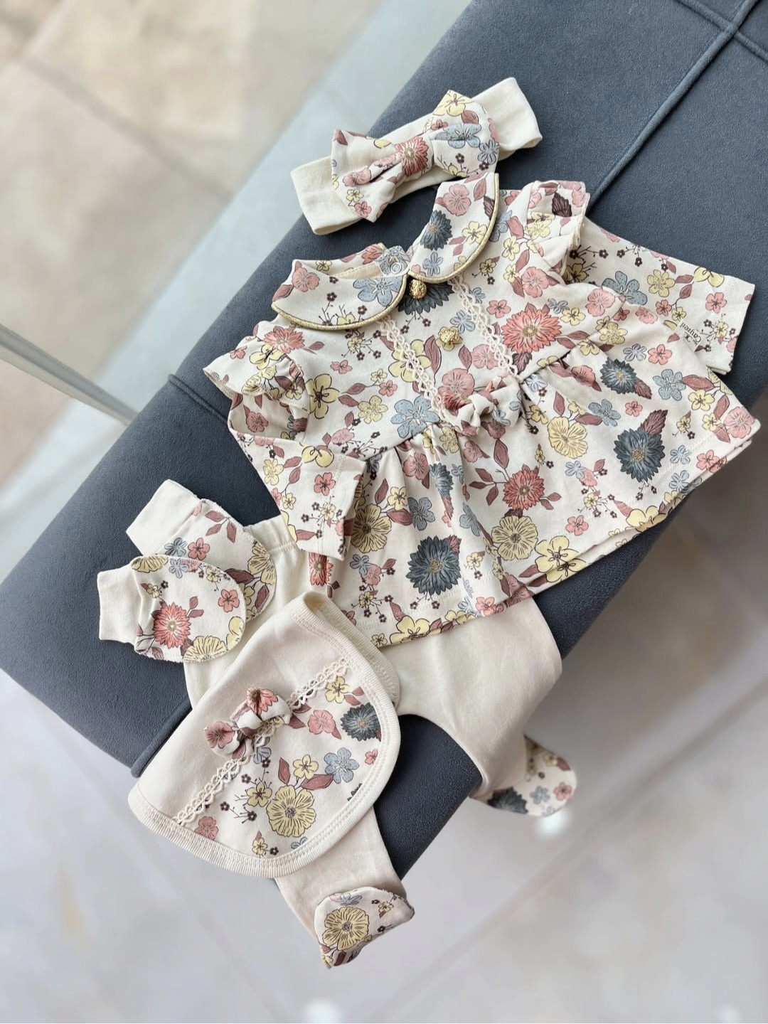 Petodelni cvetni set za bebe devojčice – elegantna kombinacija za izlazak iz porodilišta 