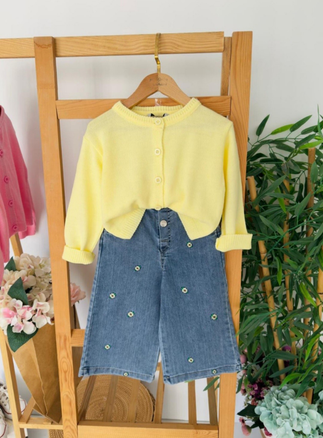Komplet za devojčice – žuti kardigan i farmerke sa cvetićima