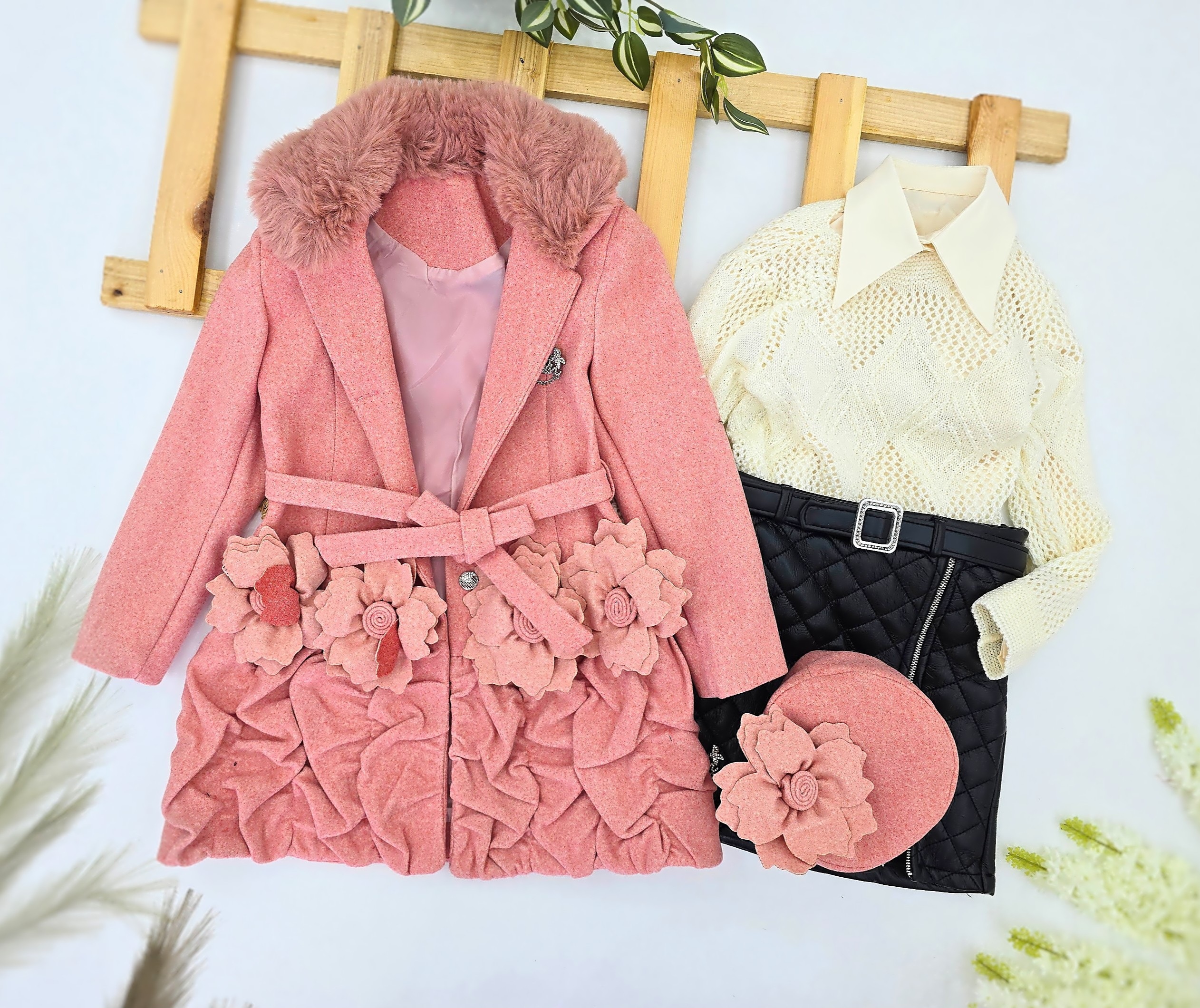 Roze kaputić sa 3D cvetićima, beretka, beli džemper i kožna suknja sa kaišem