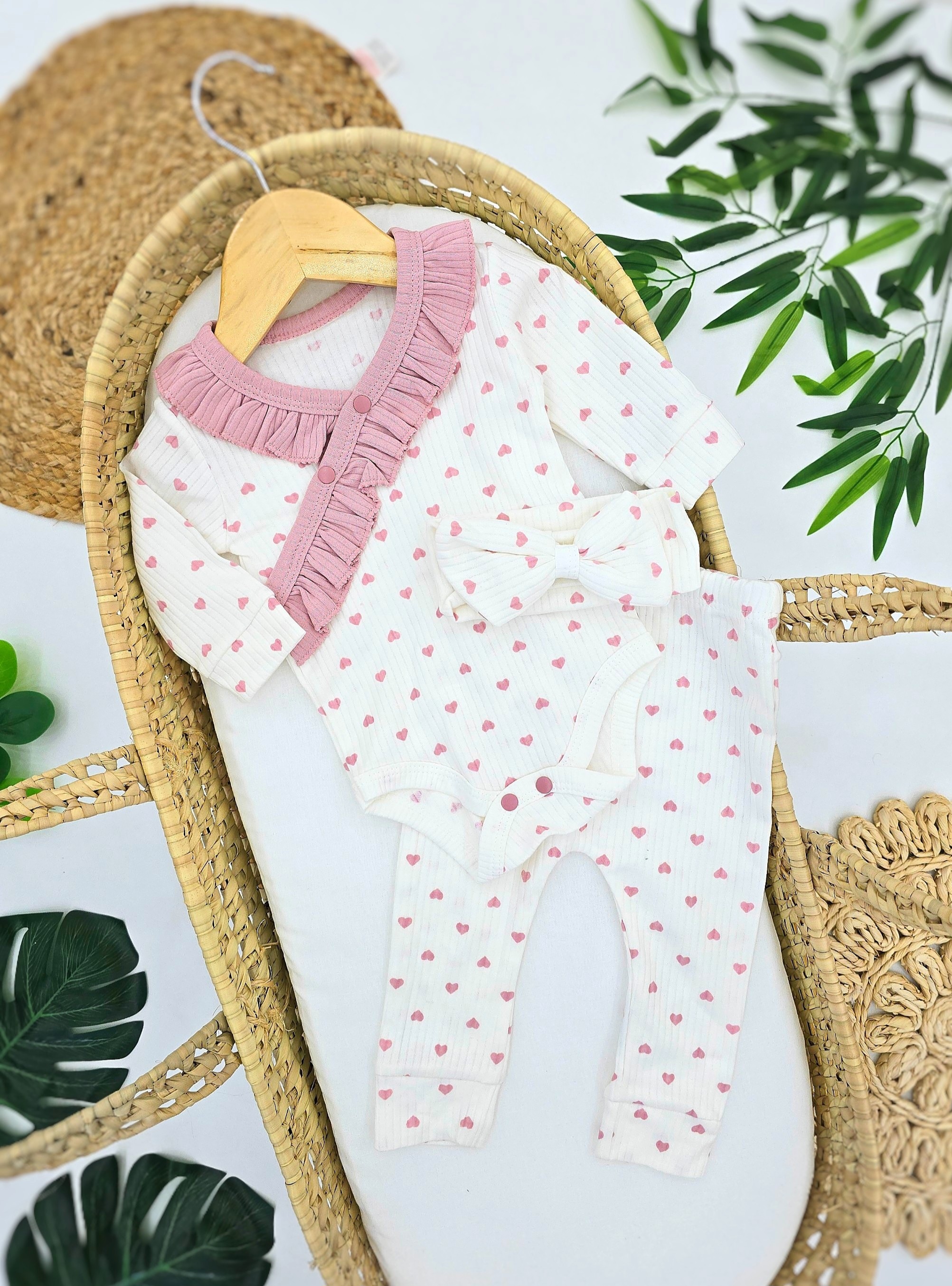 Beli set za bebe sa roze srcima – bodi, pantalone i traka za kosu