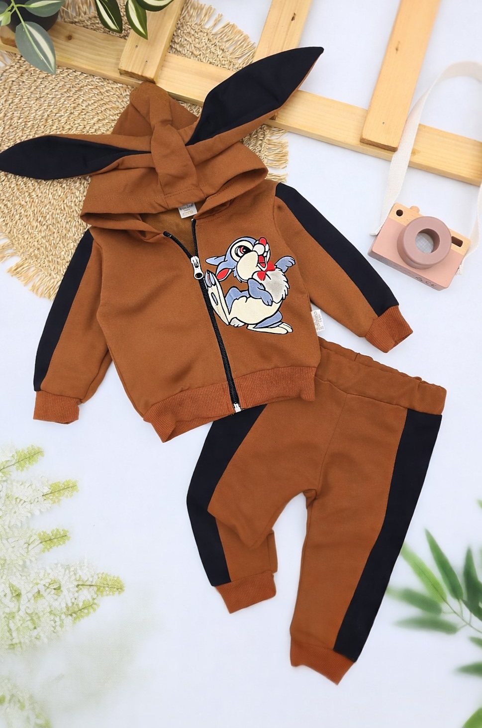 Trenerka za bebe sa ušima i zeka motivom – braon