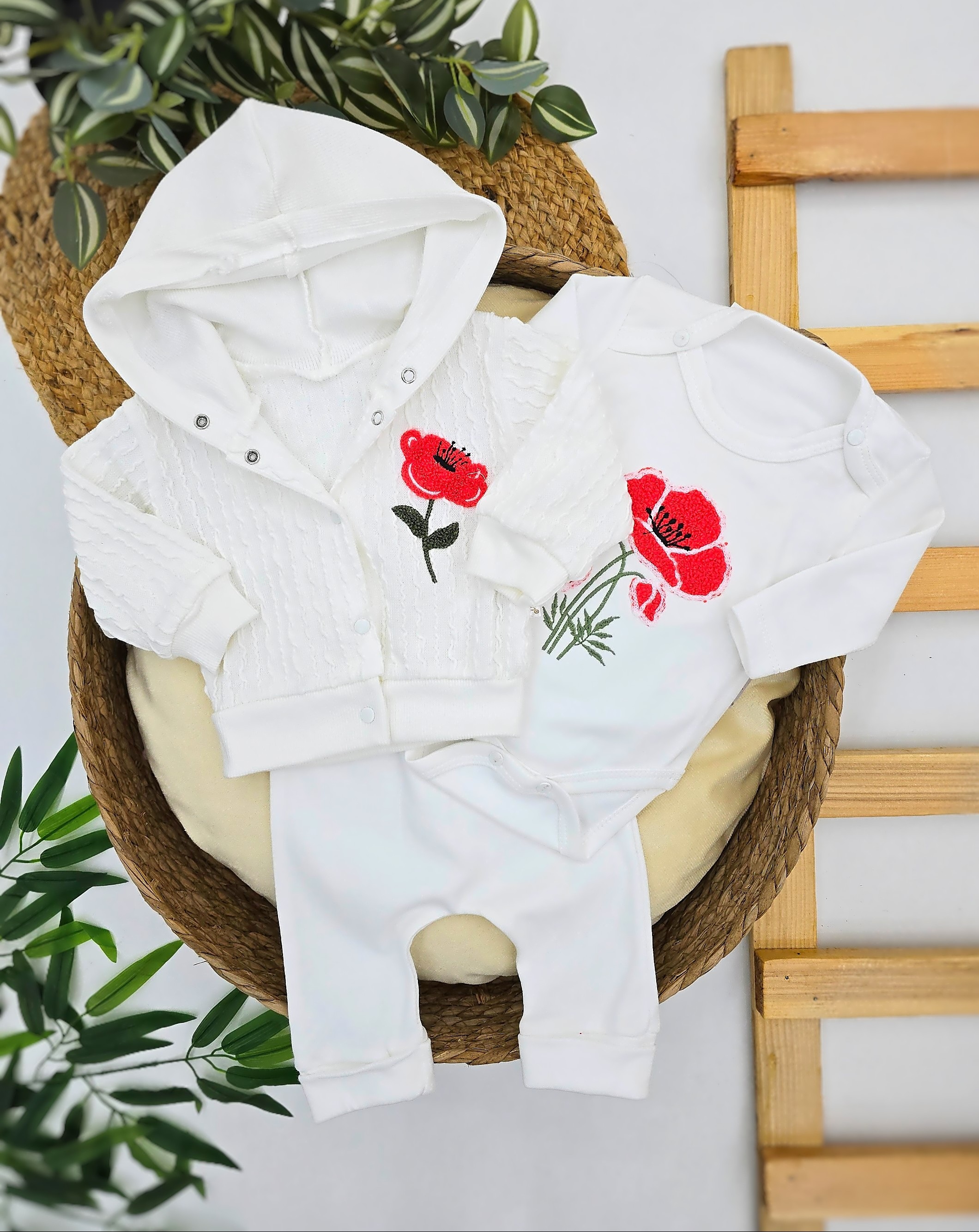 Beli set sa cvetovima – duks sa kapuljačom, bodi i donji deo