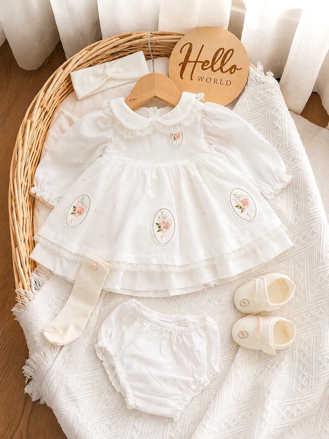 Beli svečani set za bebe devojčice u poklon kutiji – haljinica i dodaci