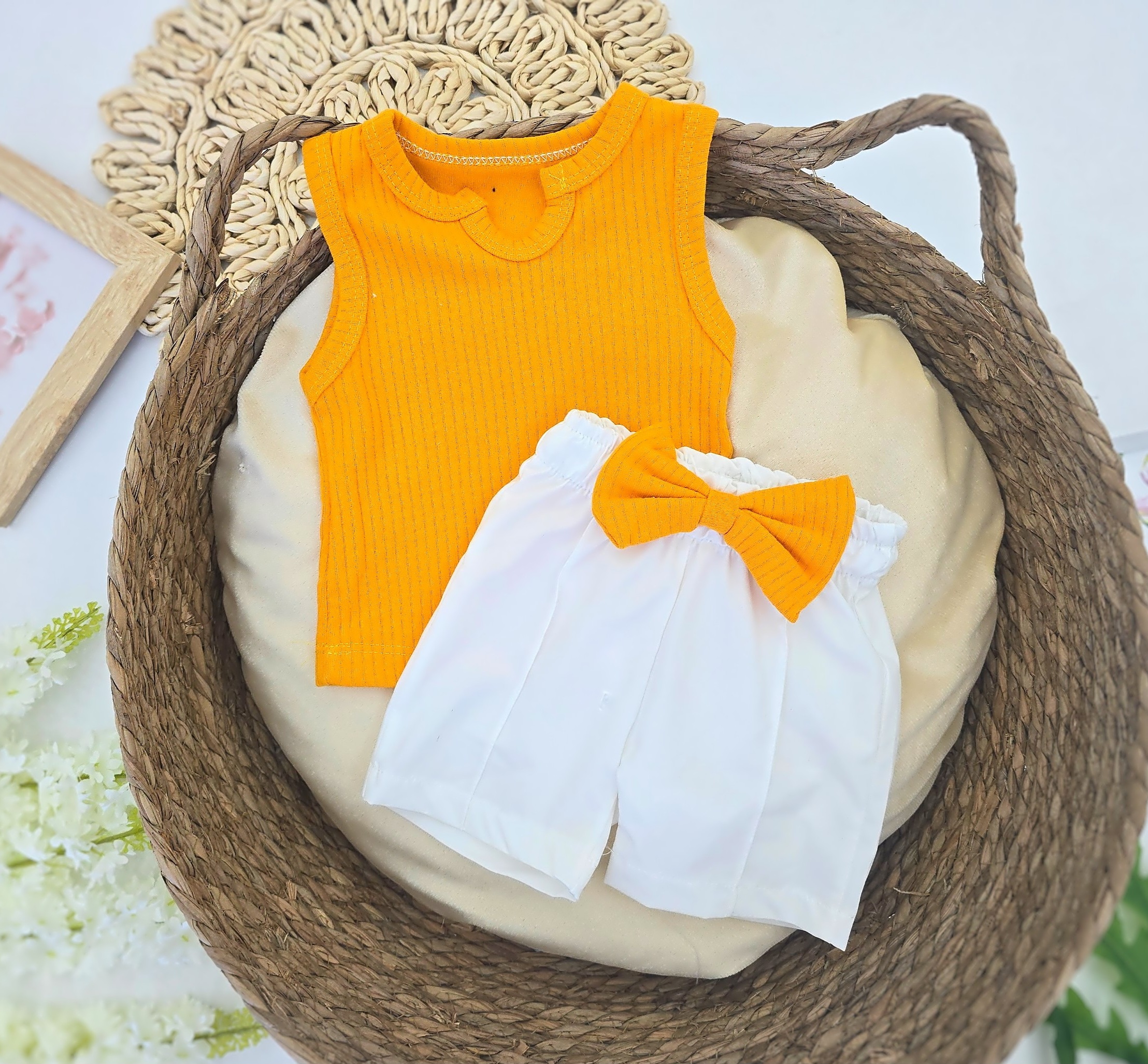 Letnji komplet za bebe – majica bez rukava i šorts sa mašnom Letnji komplet za bebe – majica bez rukava i šorts sa mašnom