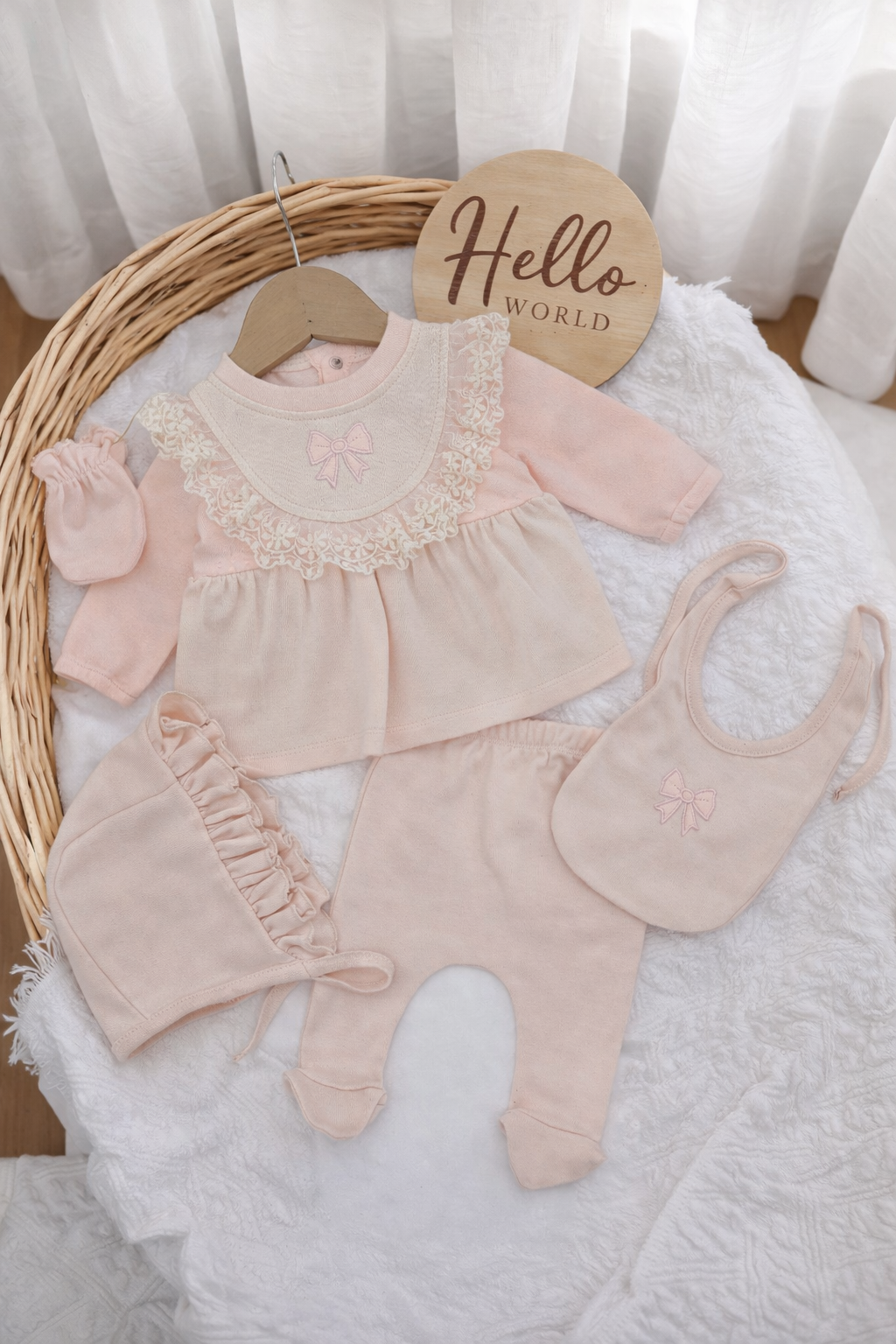 Krem-roze set za novorođenče – 5 delova (bluzica, pantalone, kapica, rukavice, portikla)