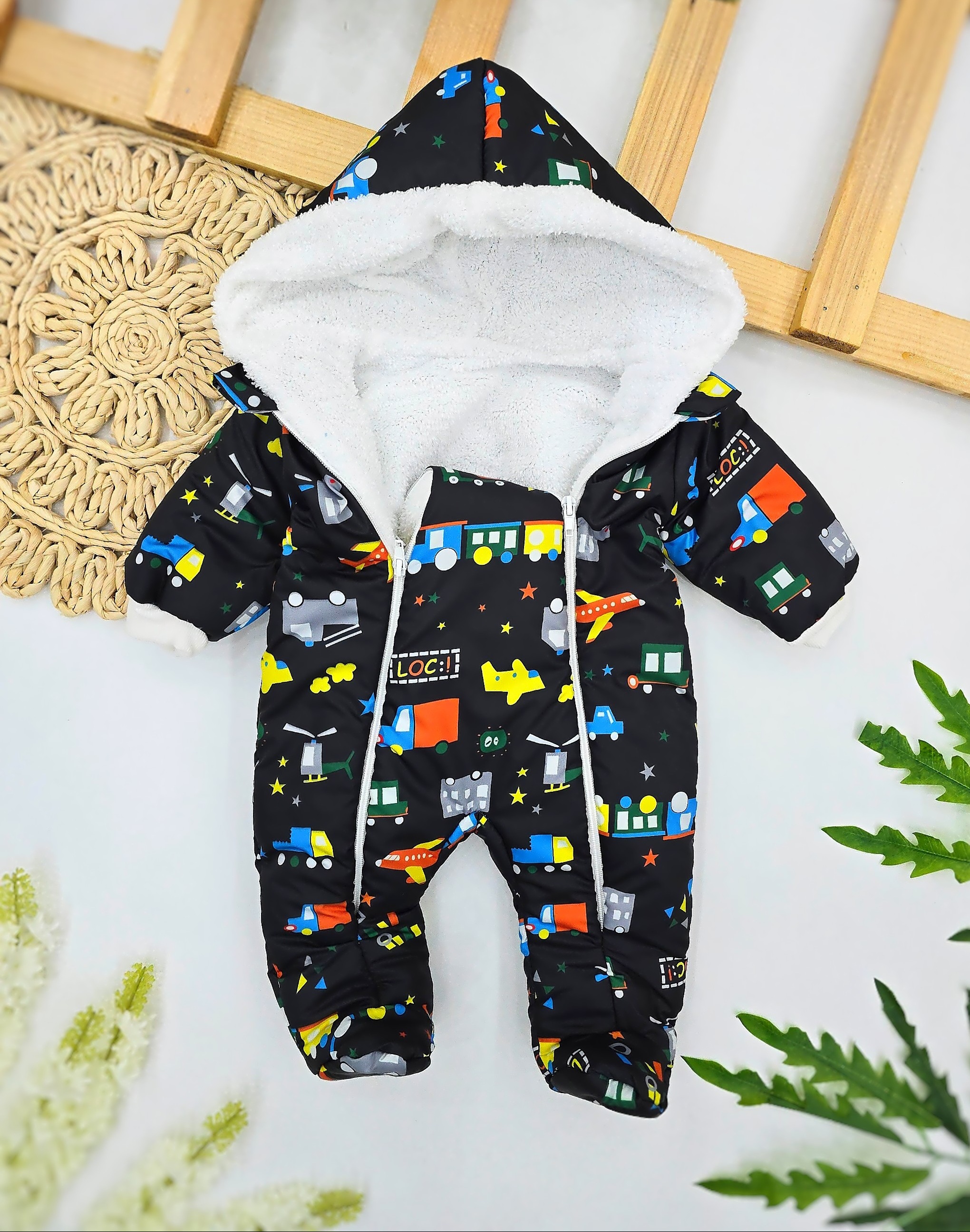 Zimski skafander za bebe sa zatvorenim stopicama – crni sa vozilima