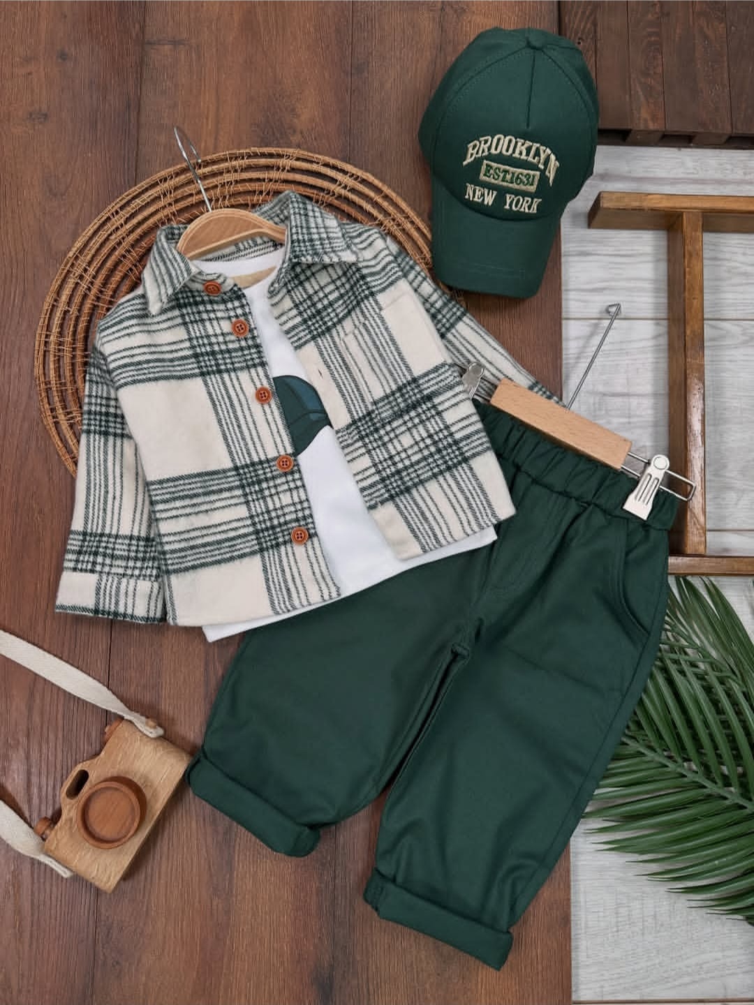 Elegantan maslinasti komplet za dečake – košulja, bluza, pantalone i kačket