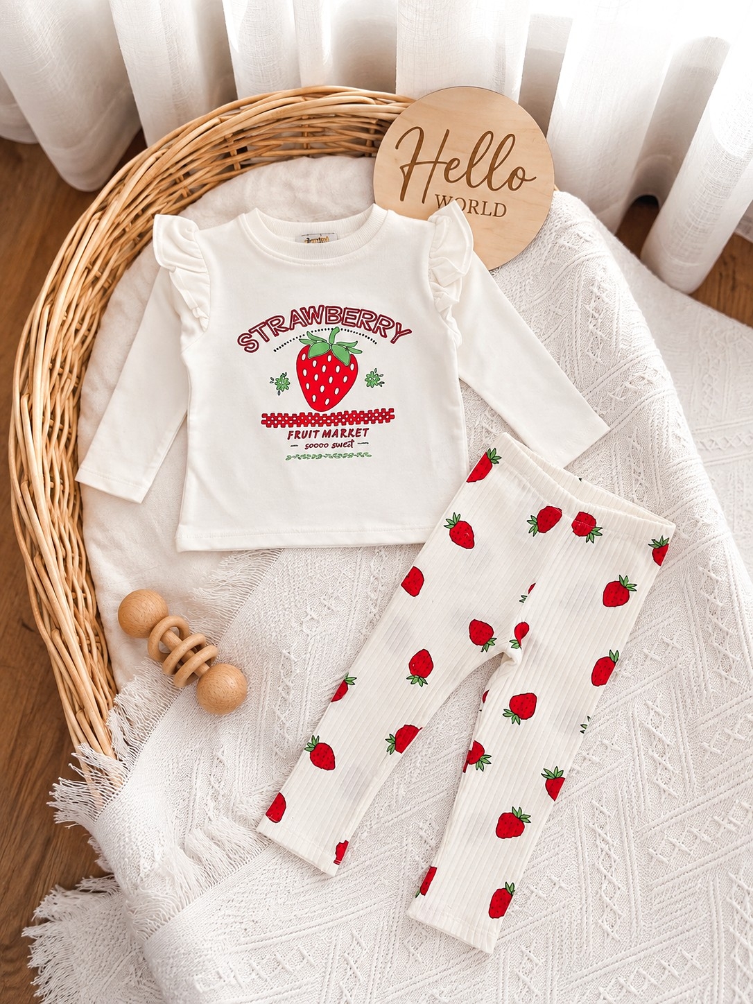 Beli set sa jagodama za devojčice – bluza sa karnerima i helanke