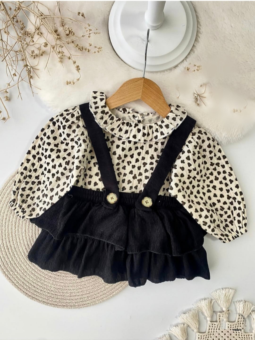 Košuljica sa leopard printom i crna suknja sa tregerima za bebe devojčice