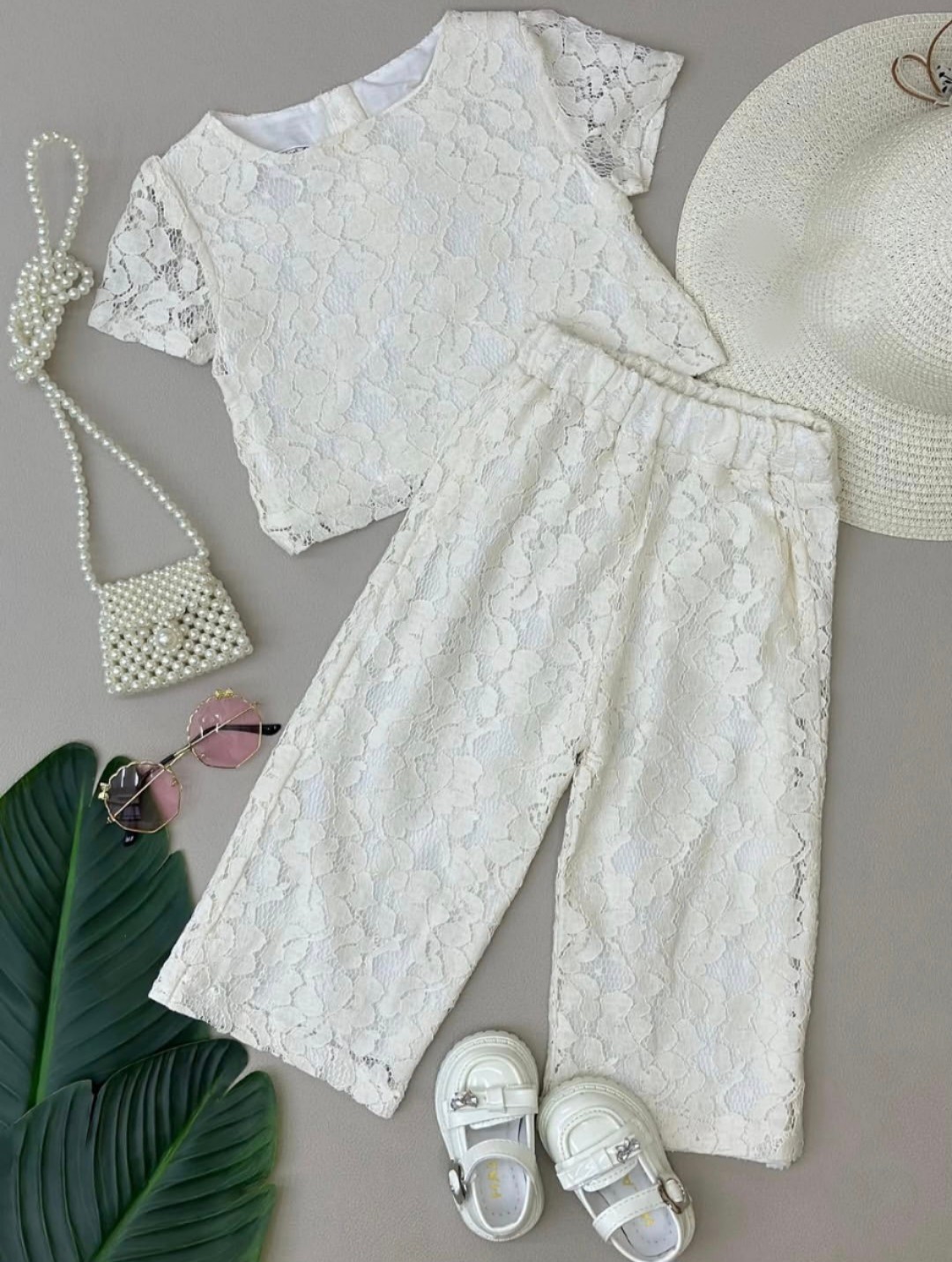 Belo-krem dvodelni čipkani set za devojčice – top majica i pantalone