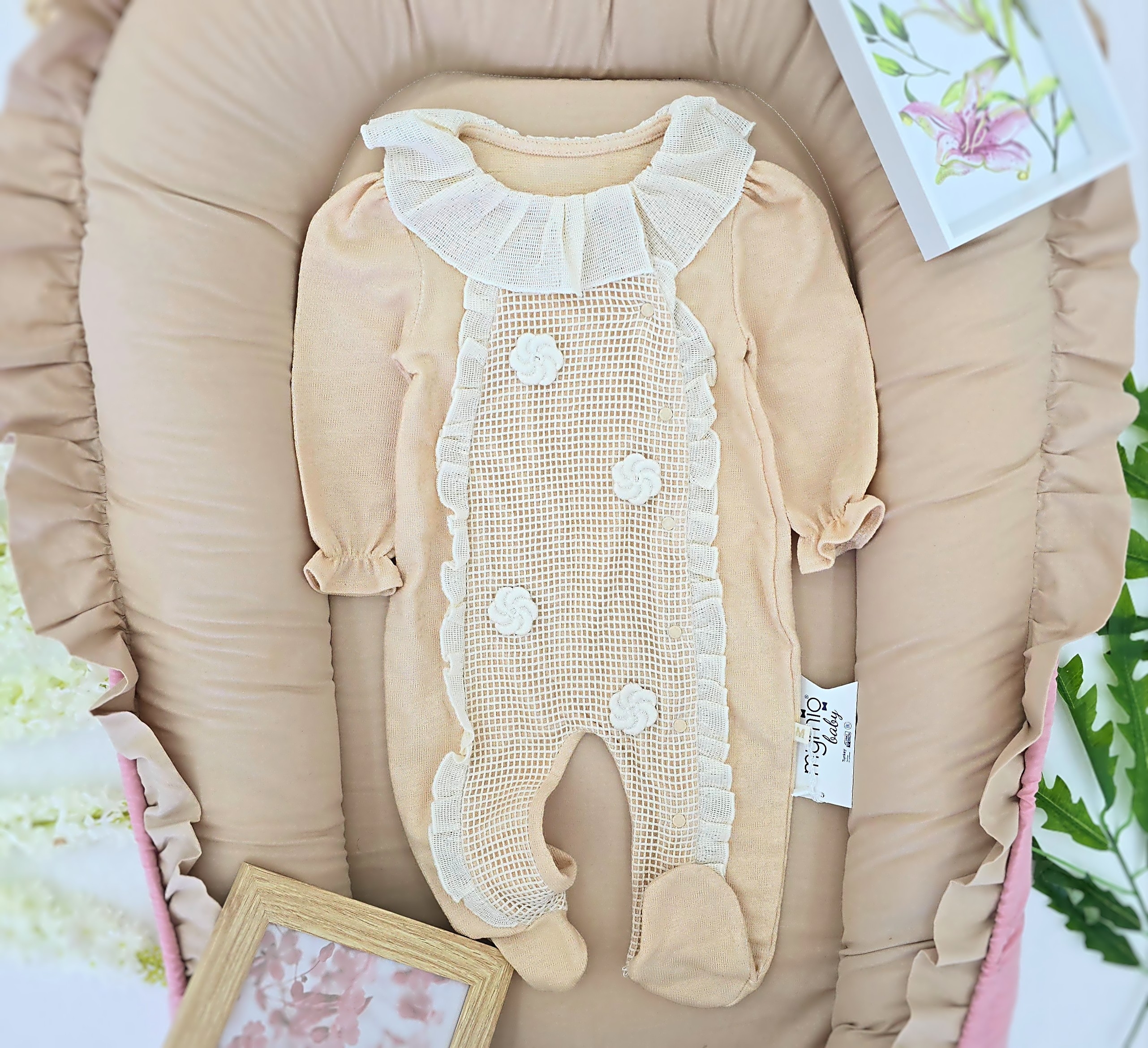 Bež pleteni kombinezon za bebe sa čipkanim karnerima i cvetićima Bež pleteni kombinezon za bebe sa čipkanim karnerima i cvetićima
