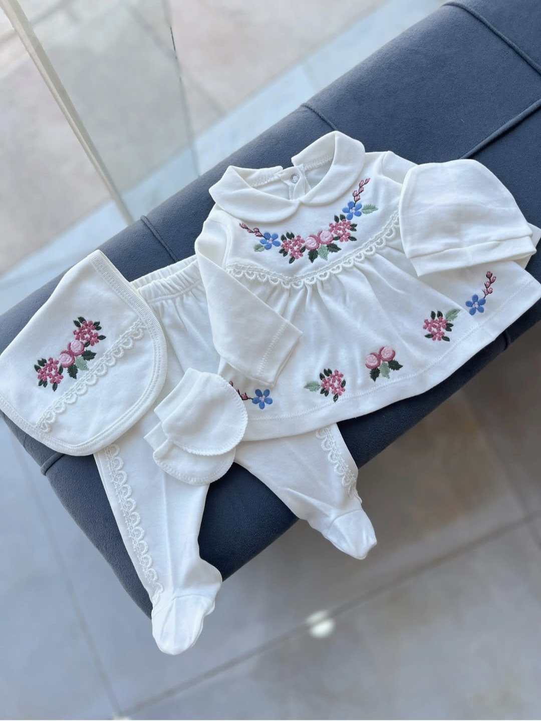 Elegantni set za izlazak iz porodilišta sa cvetnim vezom – 5 delova u kutiji Elegantni set za izlazak iz porodilišta sa cvetnim vezom – 5 delova u kutiji