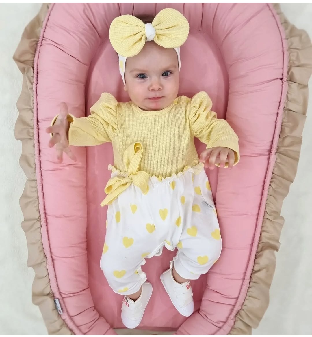 Žuti kombinezon sa srcima i trakom za bebe