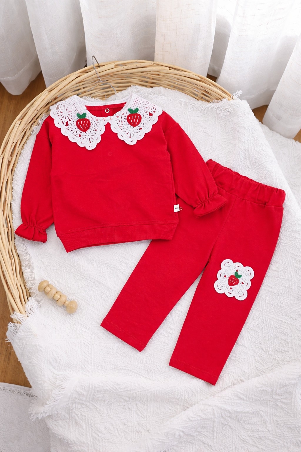 Crvena trenerka za bebe devojčice sa jagodicama