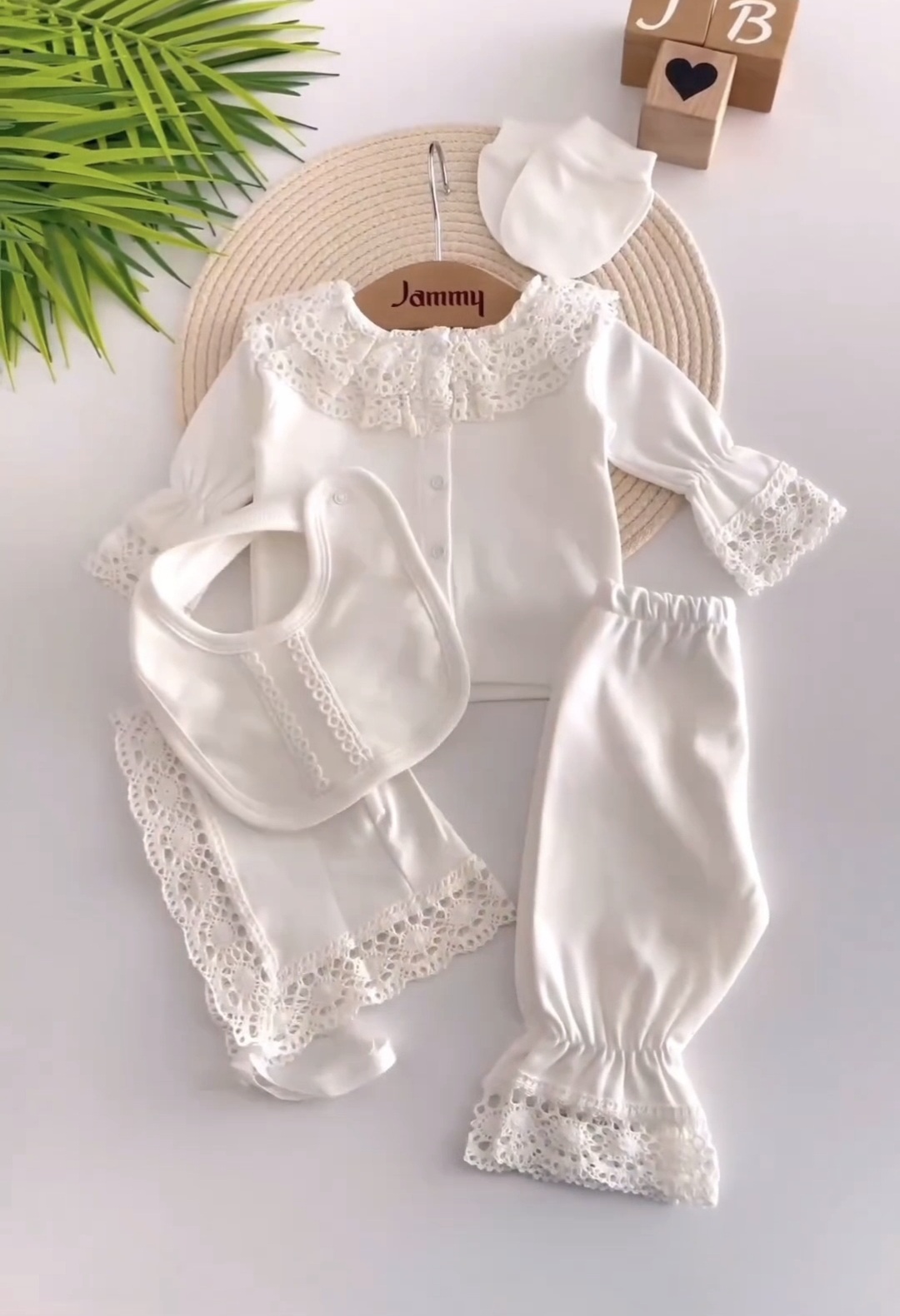 Elegantan bebi set u beloj boji sa čipkom – 5 delova
